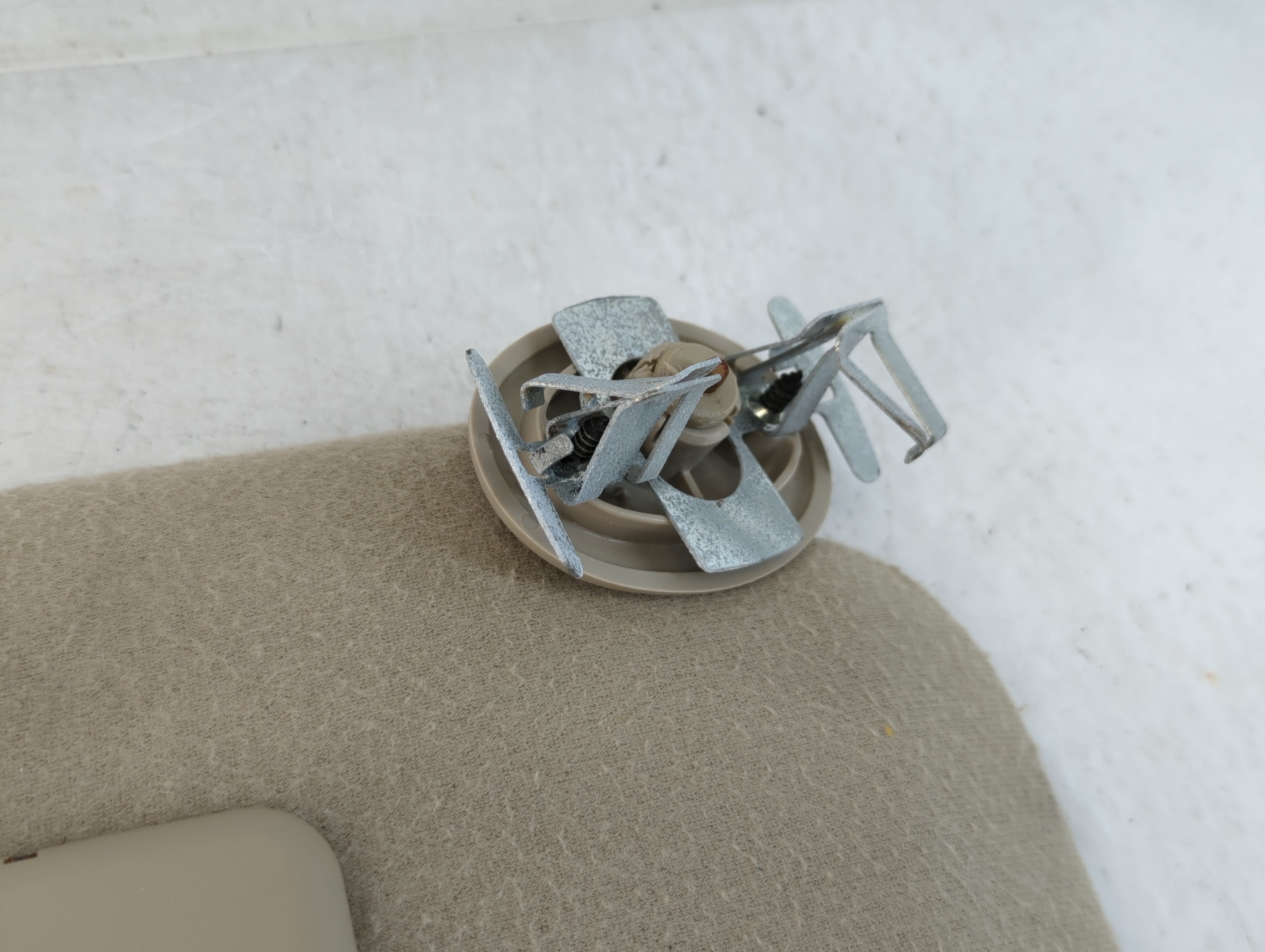 2002-2007 Saturn Vue Sun Visor Shade Replacement Passenger Right Mirror Fits Fits 2002 2003 2004 2005 2006 2007 OEM Used Auto Parts - Oemusedautoparts1.com