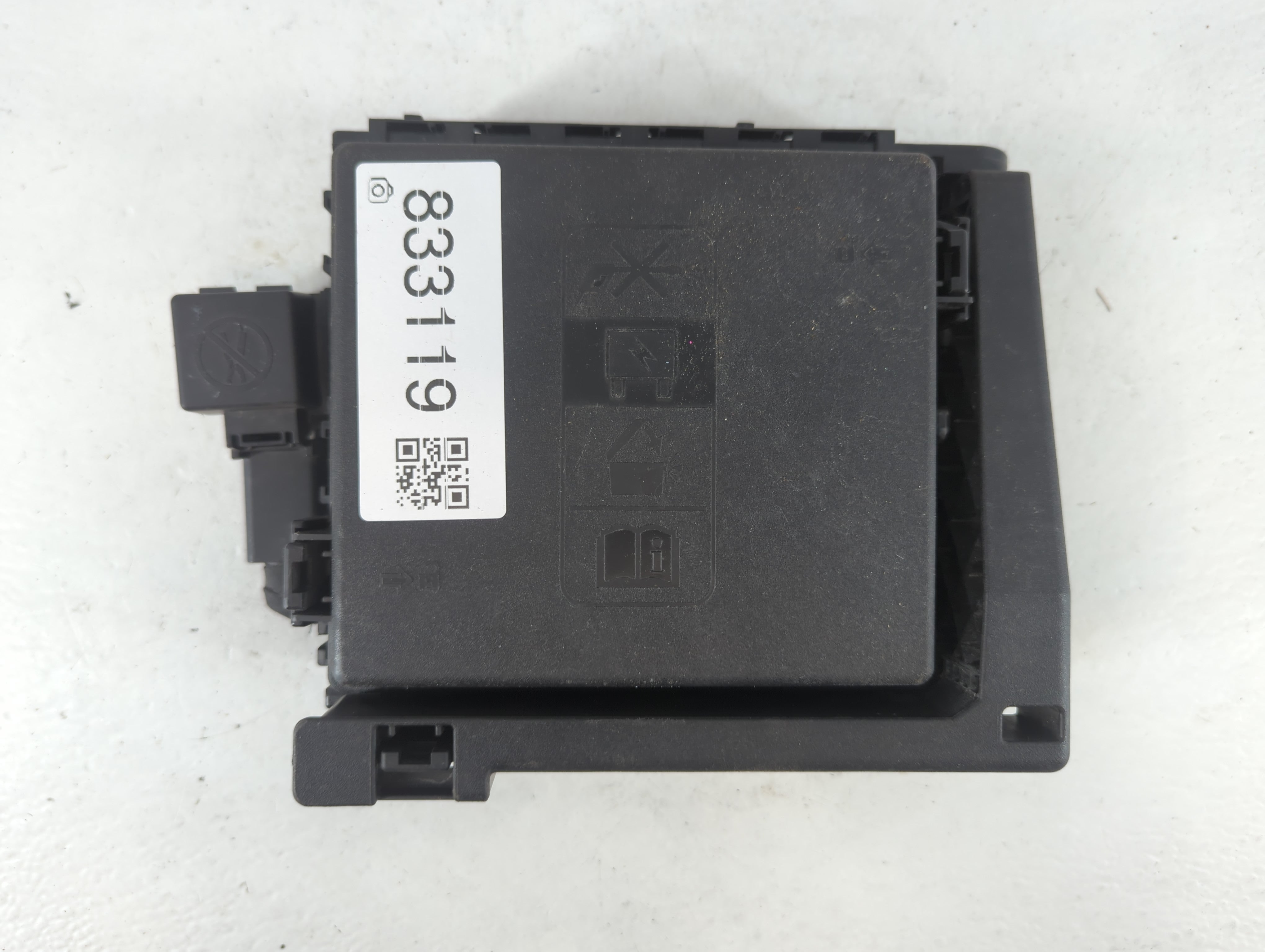 2017-2019 Gmc Acadia Fusebox Fuse Box Panel Relay Module P/N:84155665 Fits Fits 2017 2018 2019 OEM Used Auto Parts - Oemusedautoparts1.com
