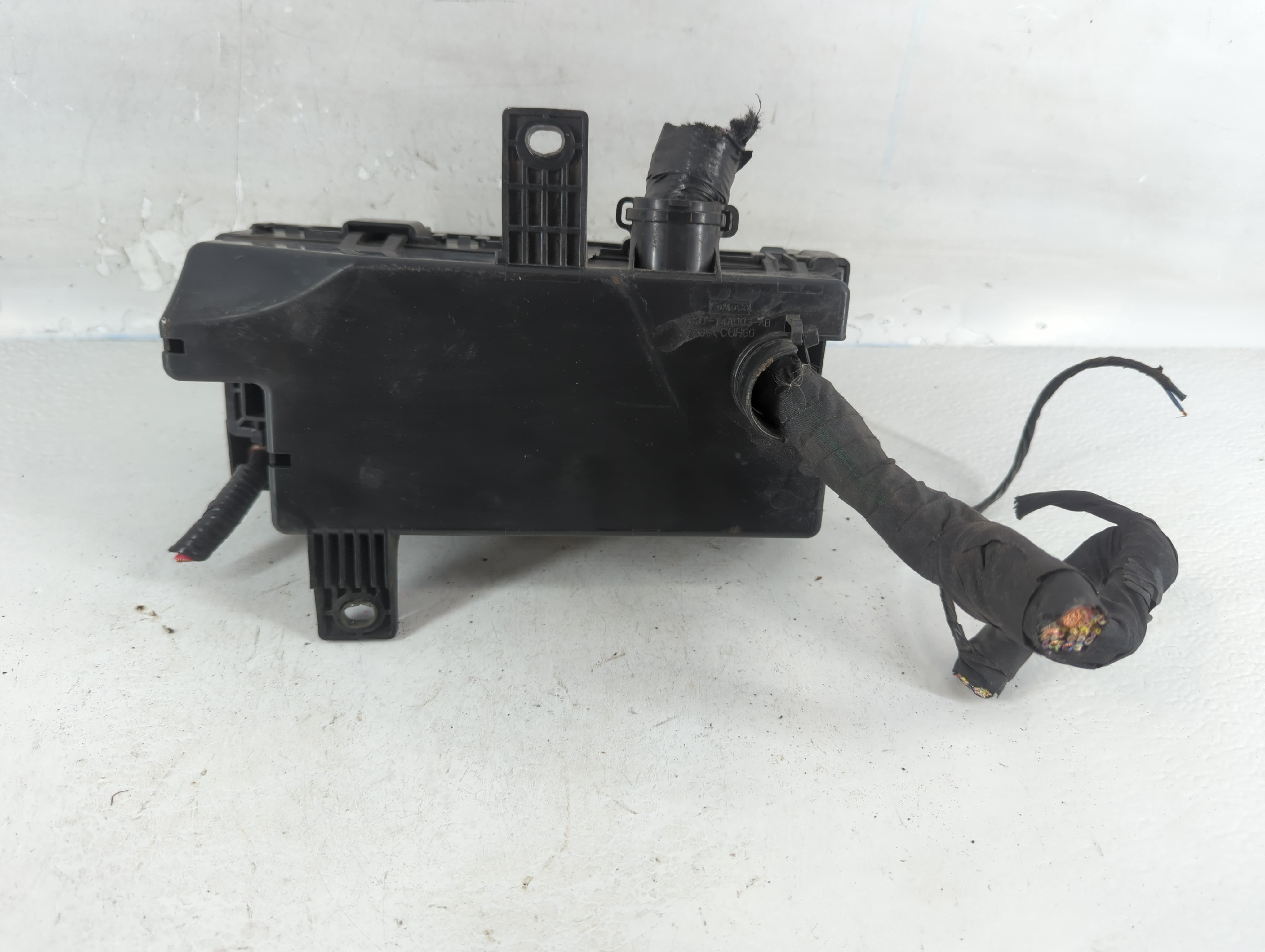 2010-2011 Ford Mustang Fusebox Fuse Box Panel Relay Module P/N:6E5T-14A003-AB Fits Fits 2010 2011 OEM Used Auto Parts - Oemusedautoparts1.com