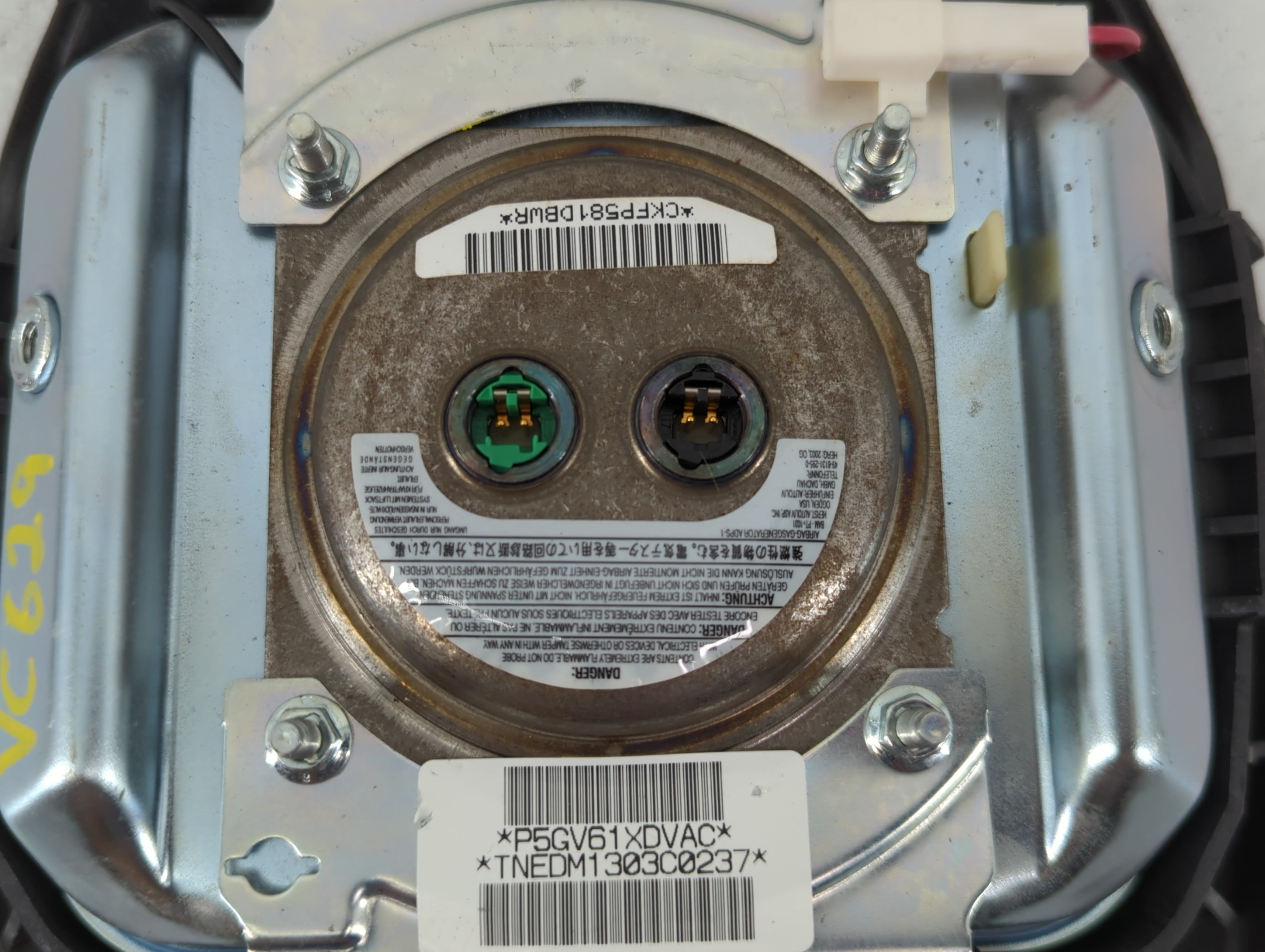 2003-2004 Jeep Grand Cherokee Air Bag Driver Left Steering Wheel Mounted P/N:P5GV61XDVAC Fits Fits 2003 2004 OEM Used Auto Parts - Oemusedautoparts1.com