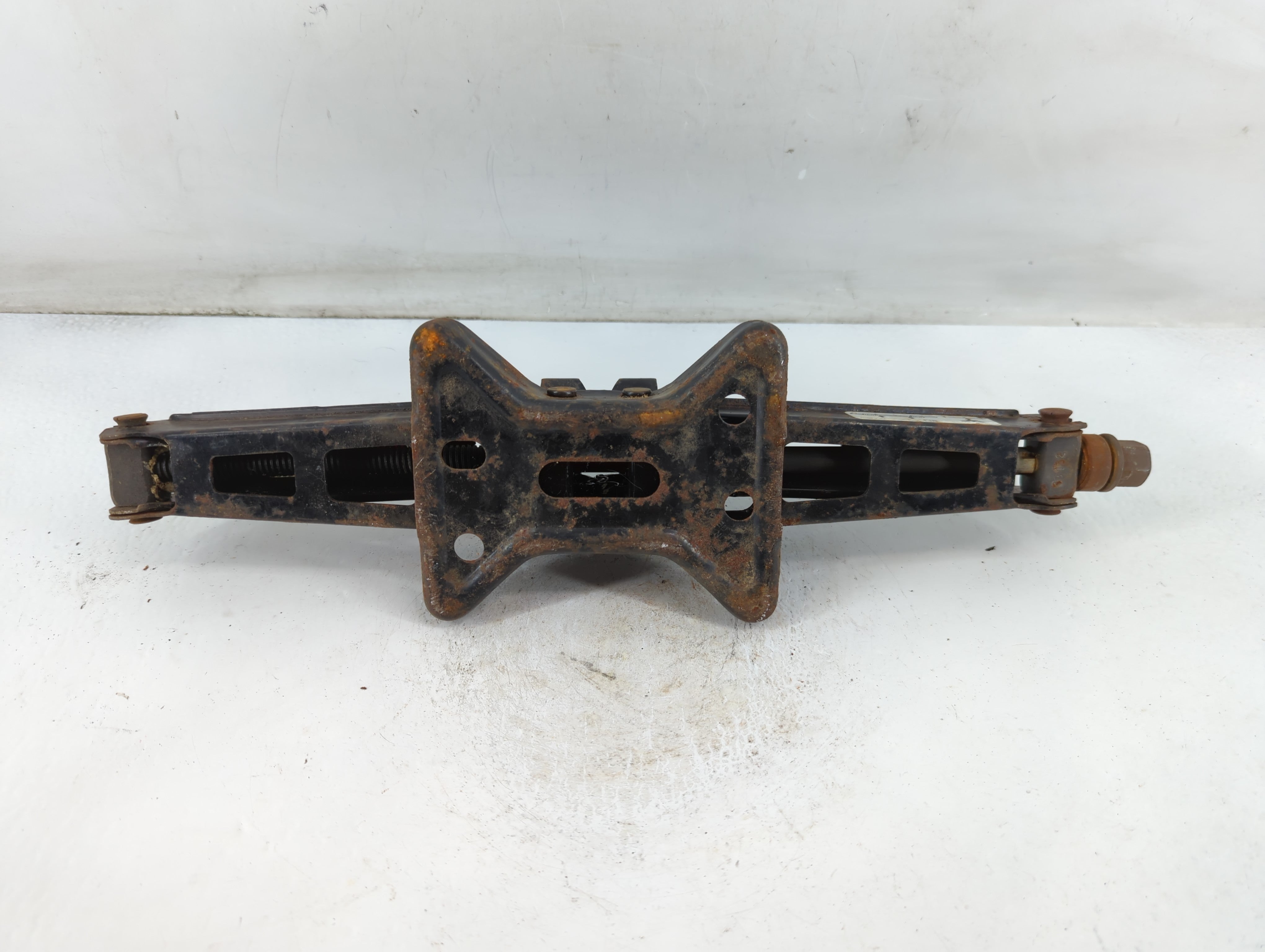 2006 Pontiac Grand Prix Spare Scissor Car Jack - Oemusedautoparts1.com