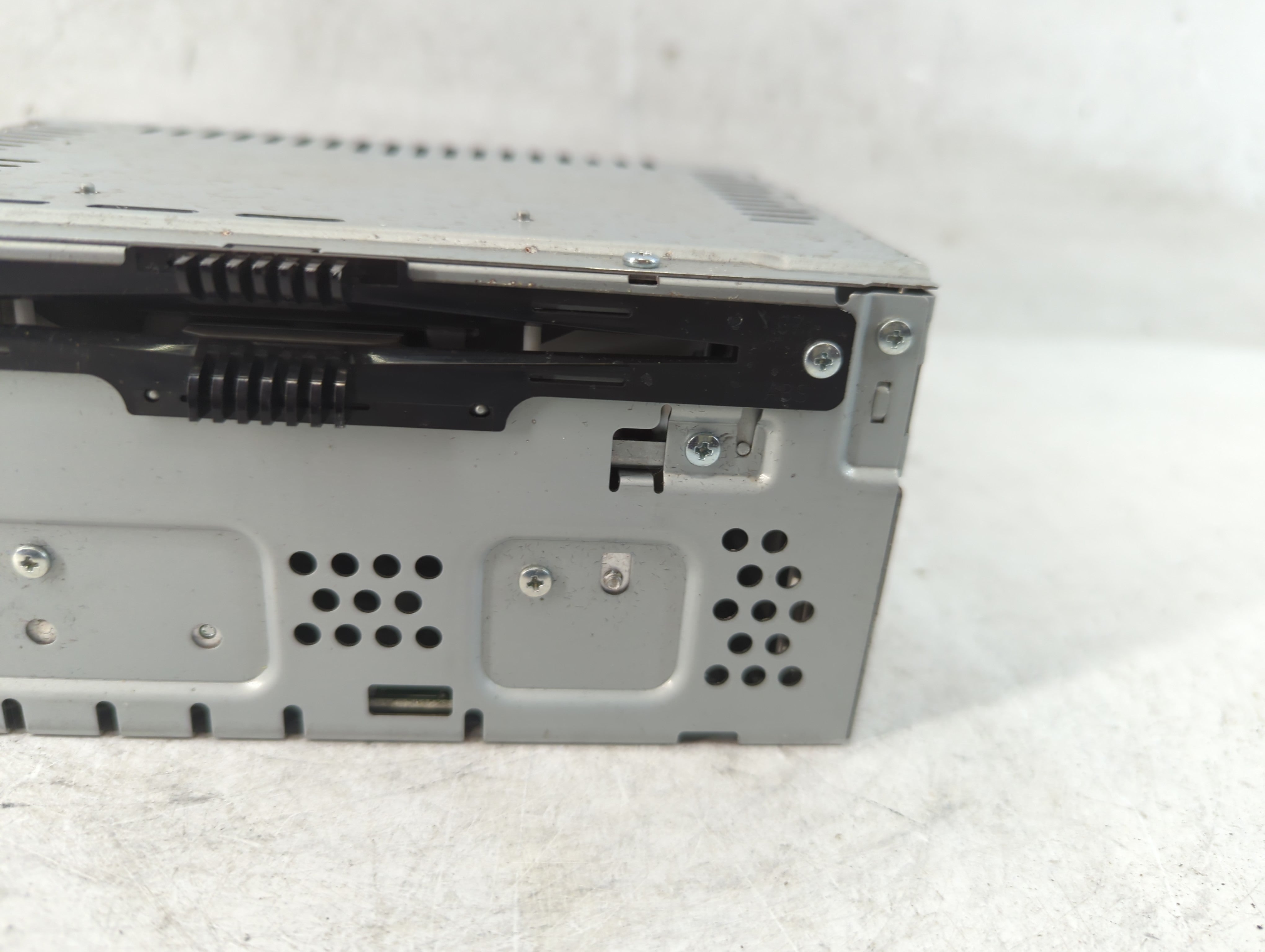 2013 Lincoln Mks Radio AM FM Cd Player Receiver Replacement P/N:DA5T-19C107-CF Fits OEM Used Auto Parts - Oemusedautoparts1.com