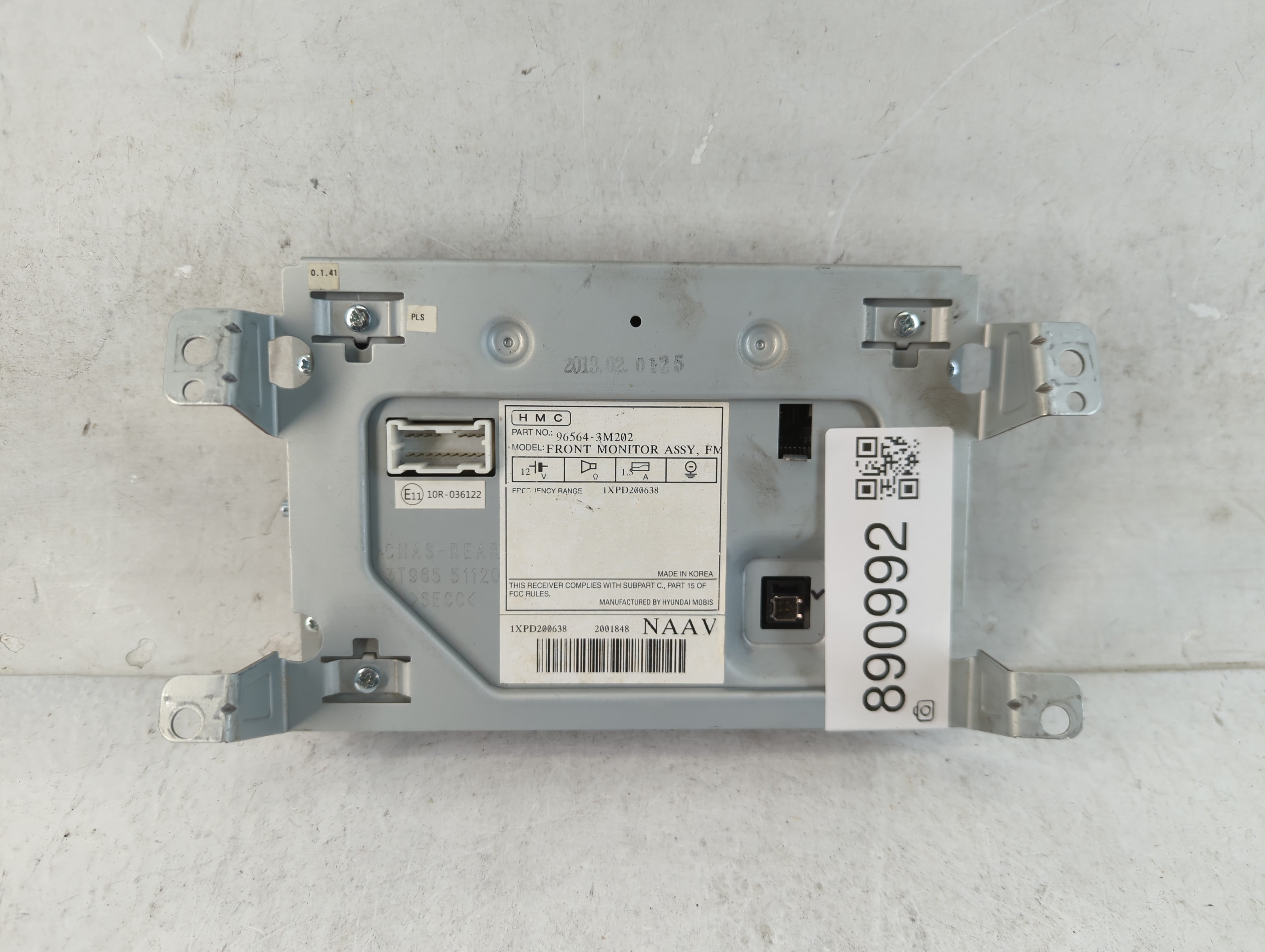 2013-2014 Hyundai Genesis Information Display Screen - Oemusedautoparts1.com