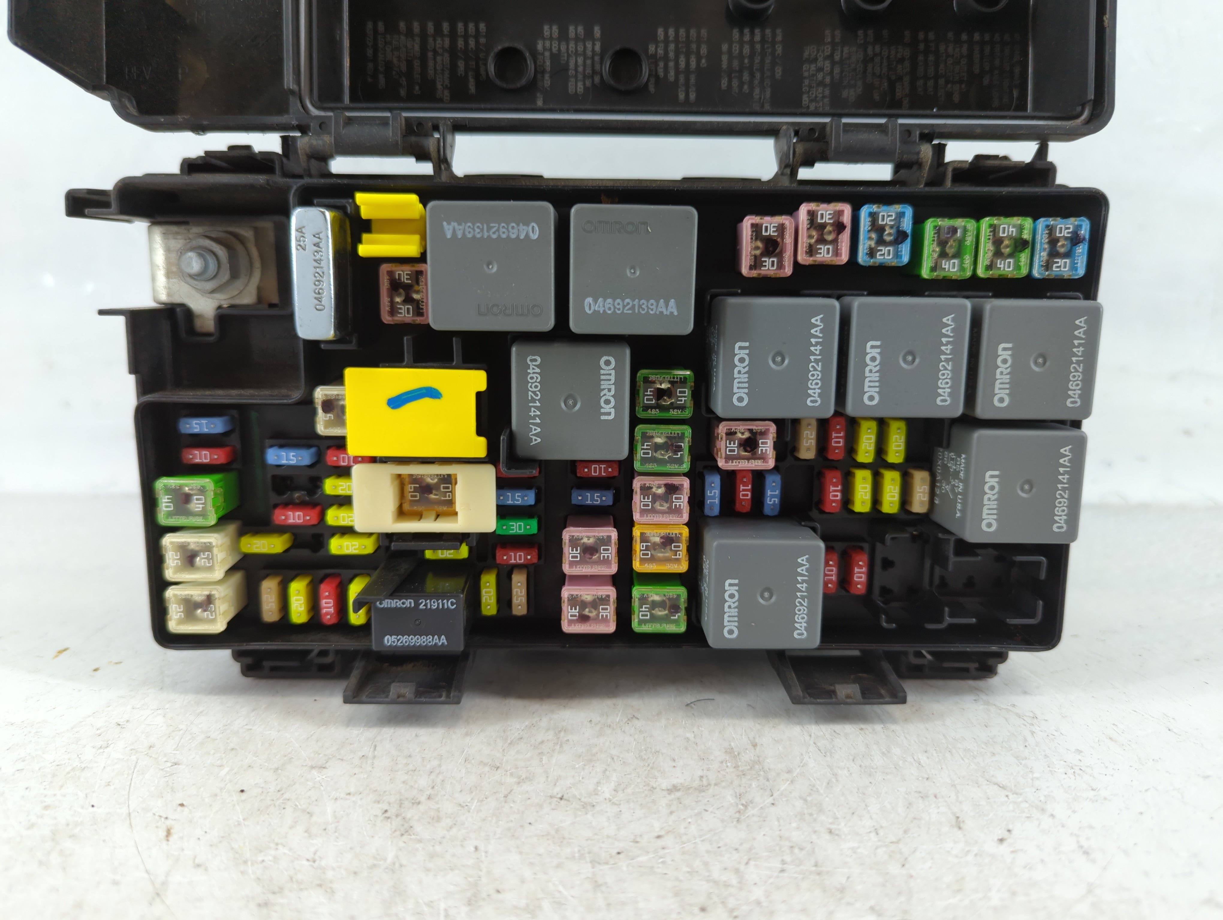 2010 Chrysler Town & Country Chassis Control Module Ccm Bcm Body Control - Oemusedautoparts1.com