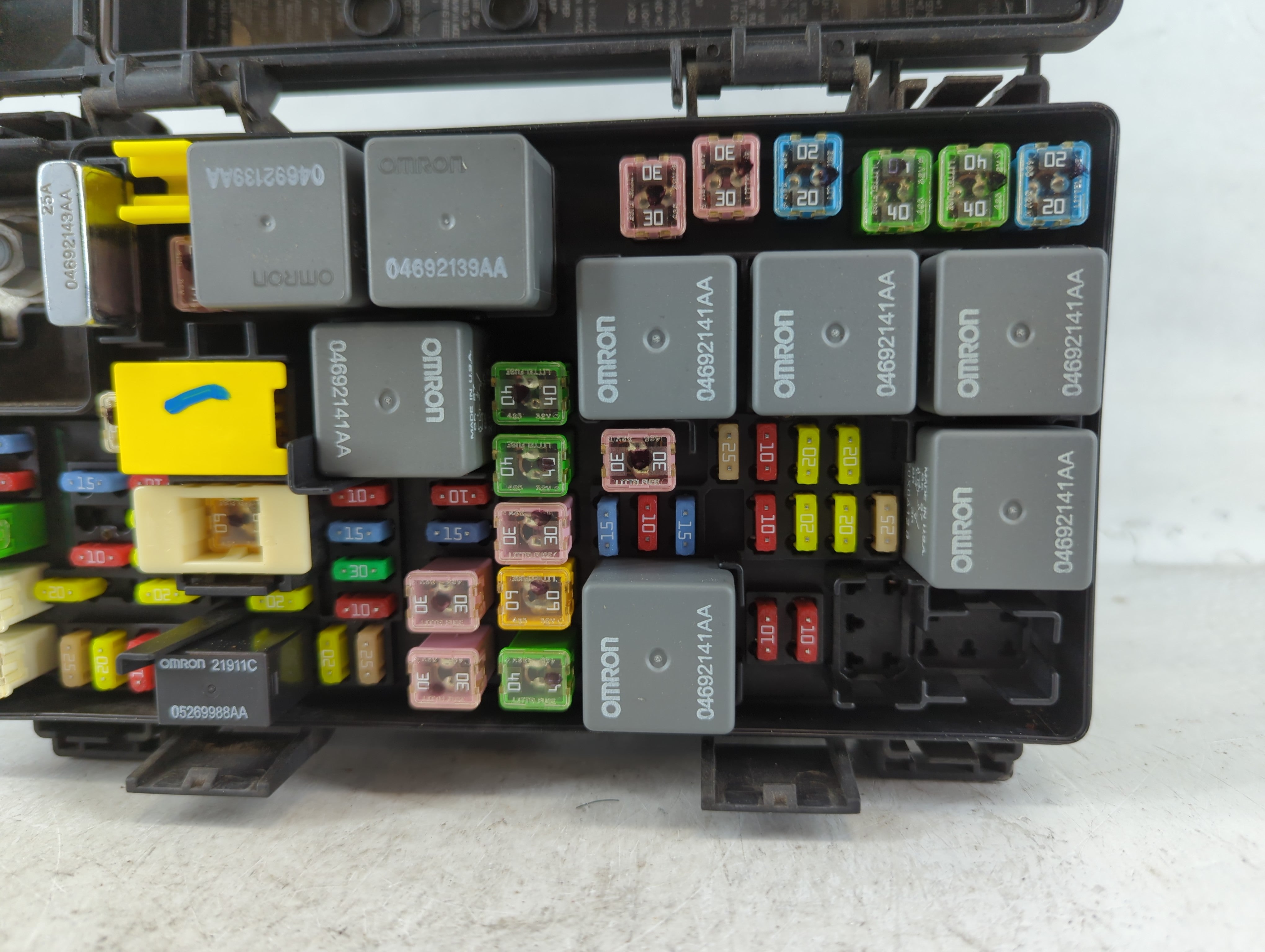 2010 Chrysler Town & Country Chassis Control Module Ccm Bcm Body Control - Oemusedautoparts1.com