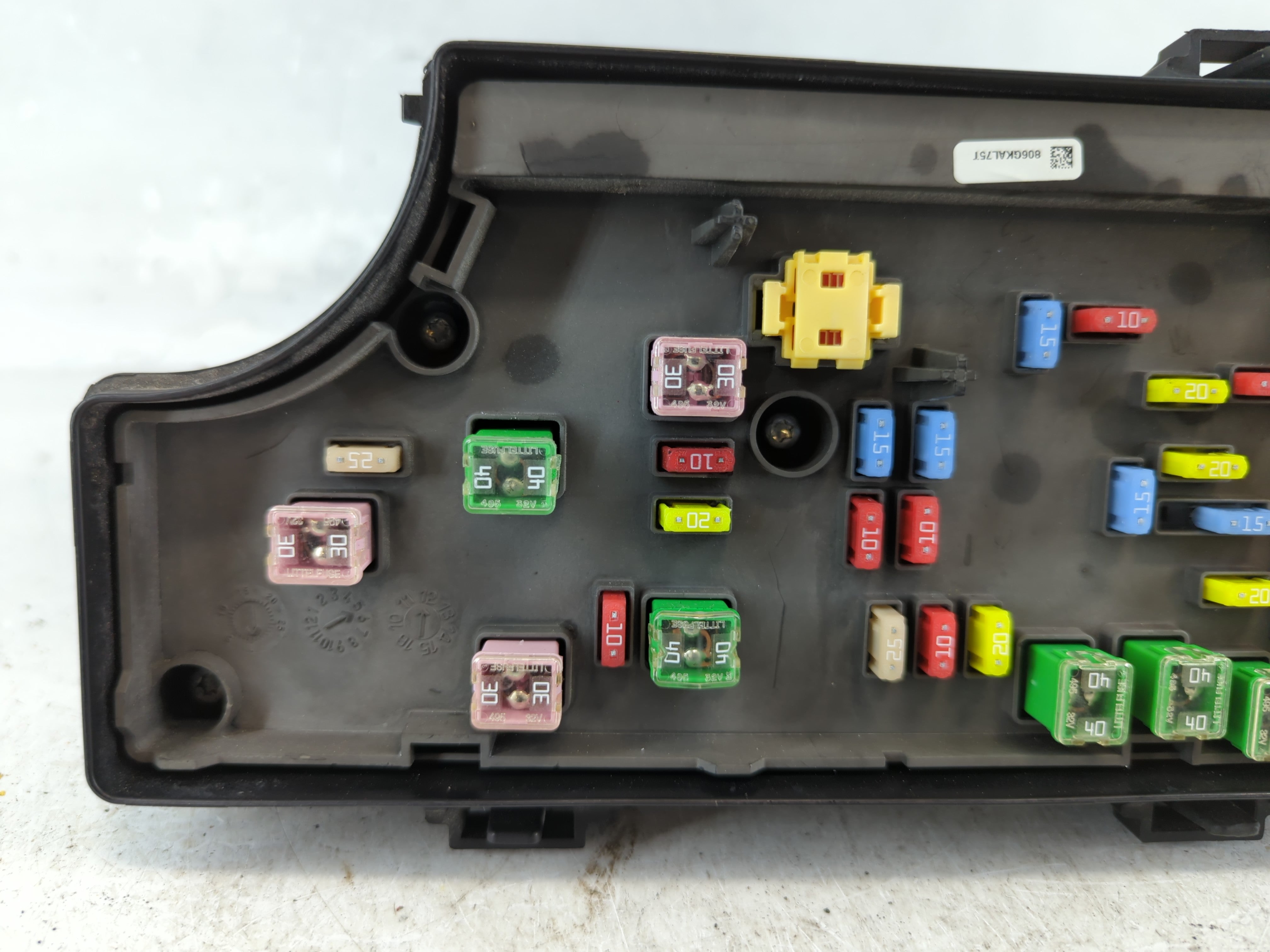 2006-2007 Dodge Charger Fusebox Fuse Box Panel Relay Module P/N:598-711 8028477, 806GKAL75T Fits Fits 2006 2007 OEM Used Auto Parts - Oemusedautoparts1.com