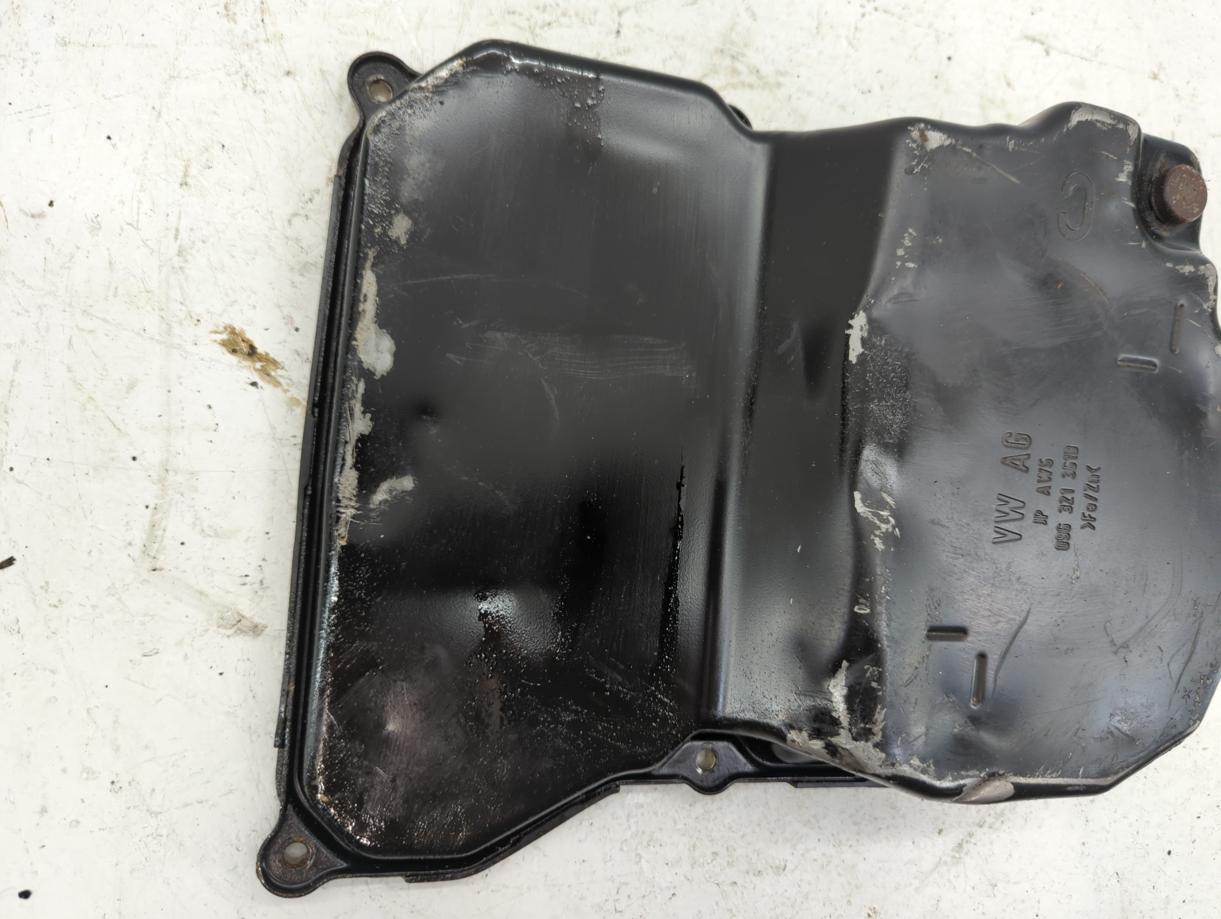 1996-2000 Dodge Stratus Engine Oil Pan P/N:09G 321 361B Fits Fits 1996 1998 1999 2000 OEM Used Auto Parts - Oemusedautoparts1.com