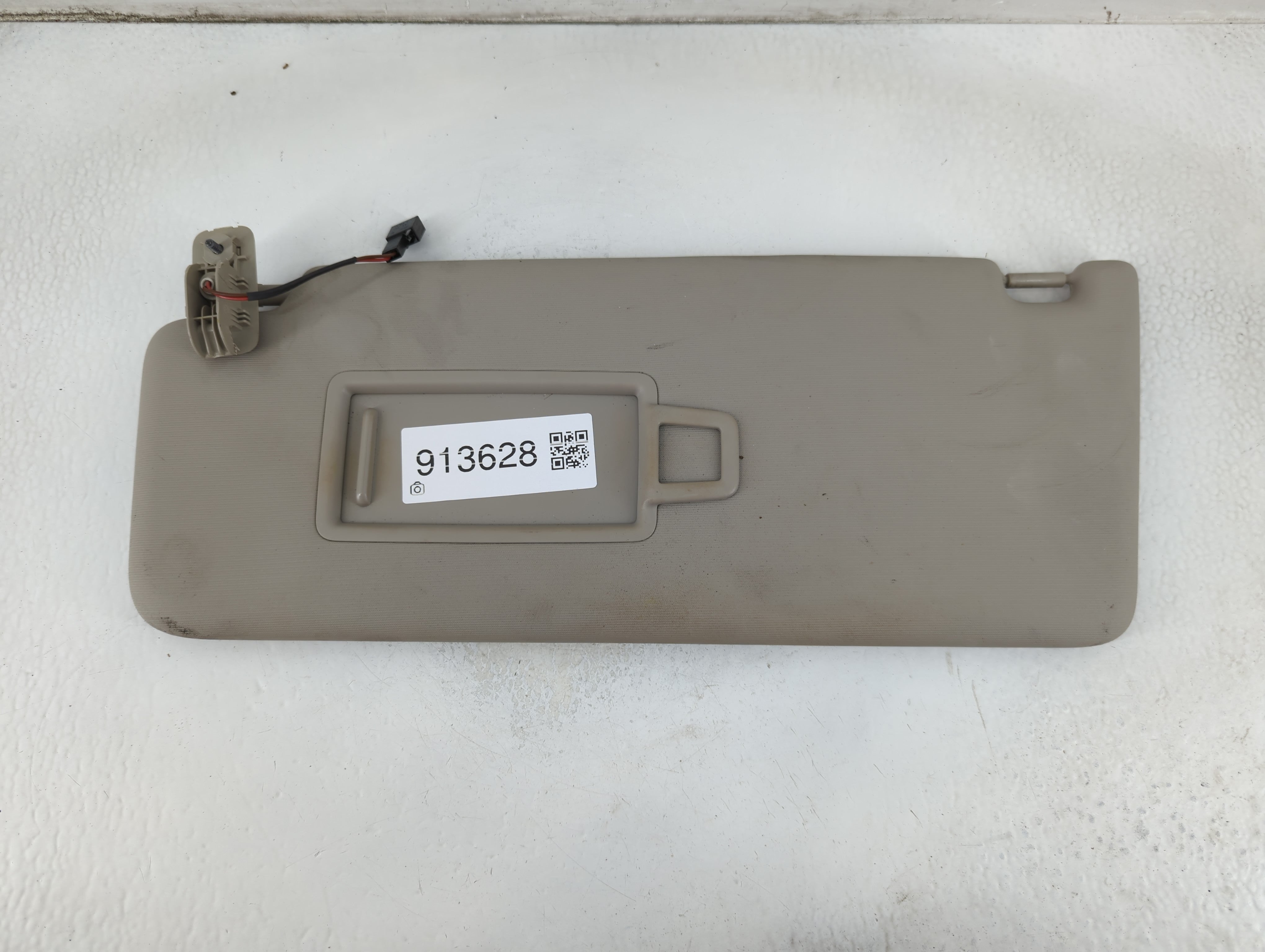 2018-2022 Volkswagen Atlas Sun Visor Shade Replacement Driver Left Mirror Fits Fits 2018 2019 2020 2021 2022 OEM Used Auto Parts - Oemusedautoparts1.com