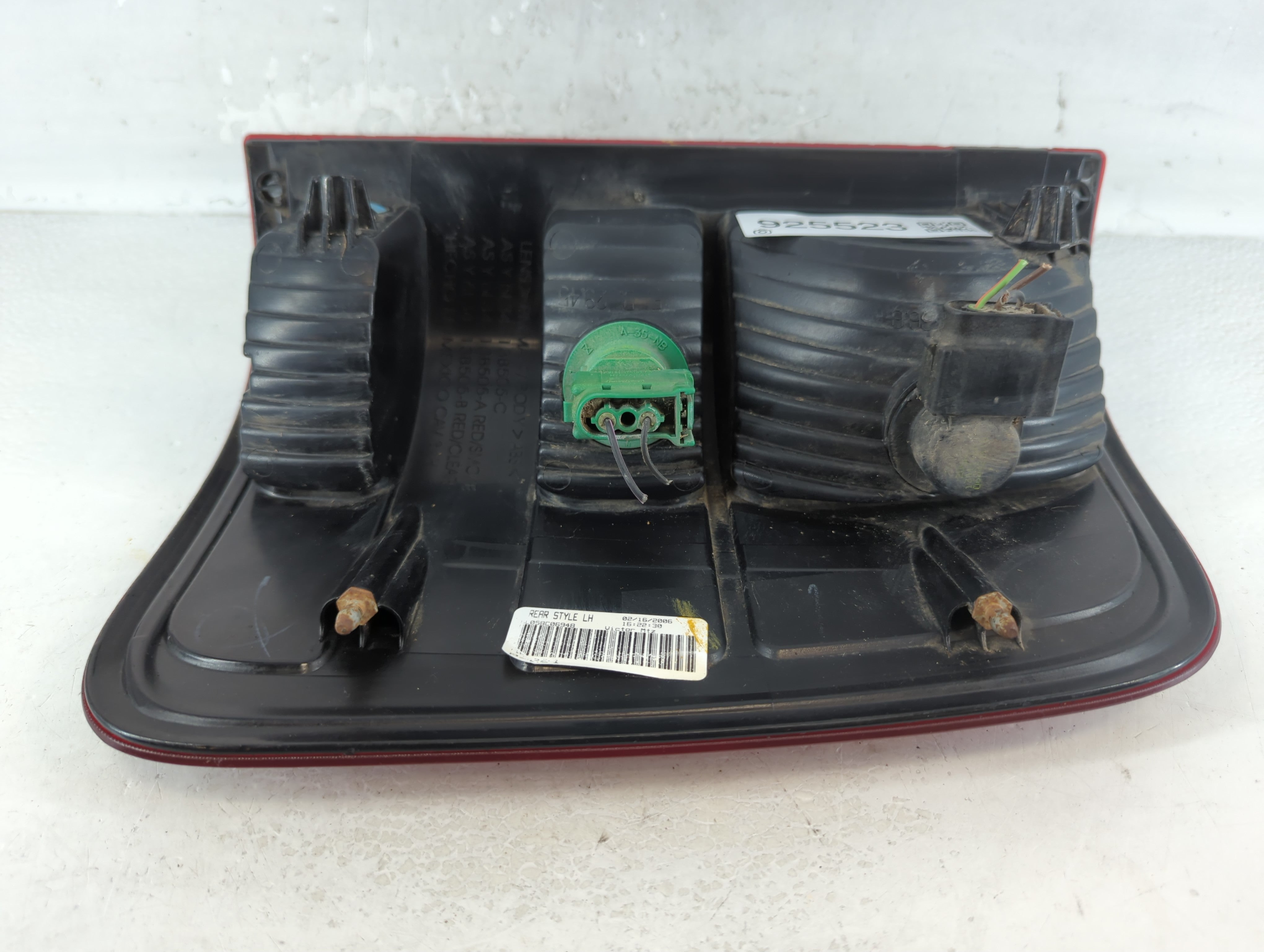 2004-2009 Ford F-150 Tail Light Assembly Driver Left OEM P/N:5L058C6948 Fits Fits 2004 2005 2006 2007 2008 2009 OEM Used Auto Parts - Oemusedautoparts1.com