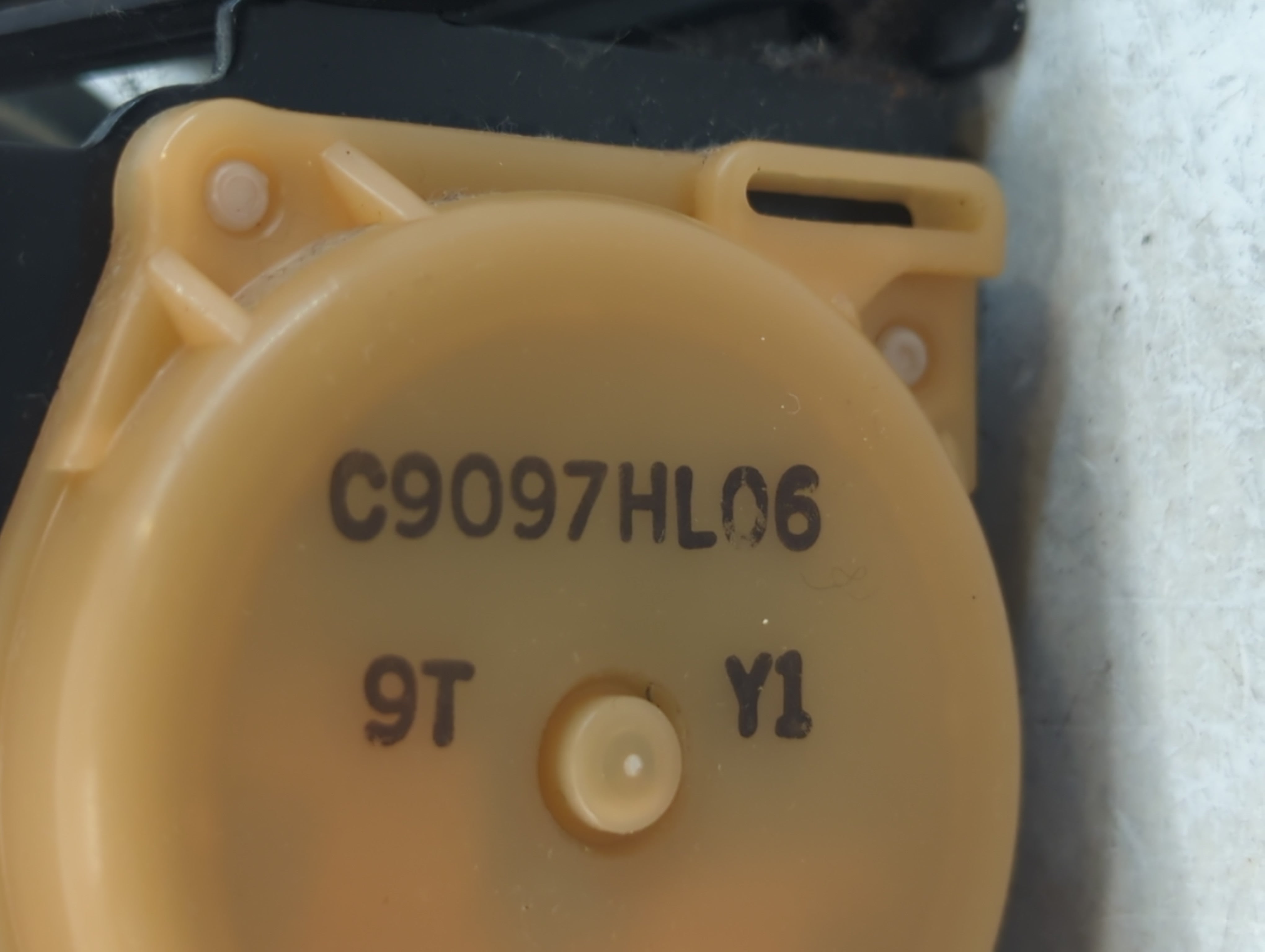 2005-2010 Toyota Avalon Passenger Front Seatbelt Retractor - Oemusedautoparts1.com