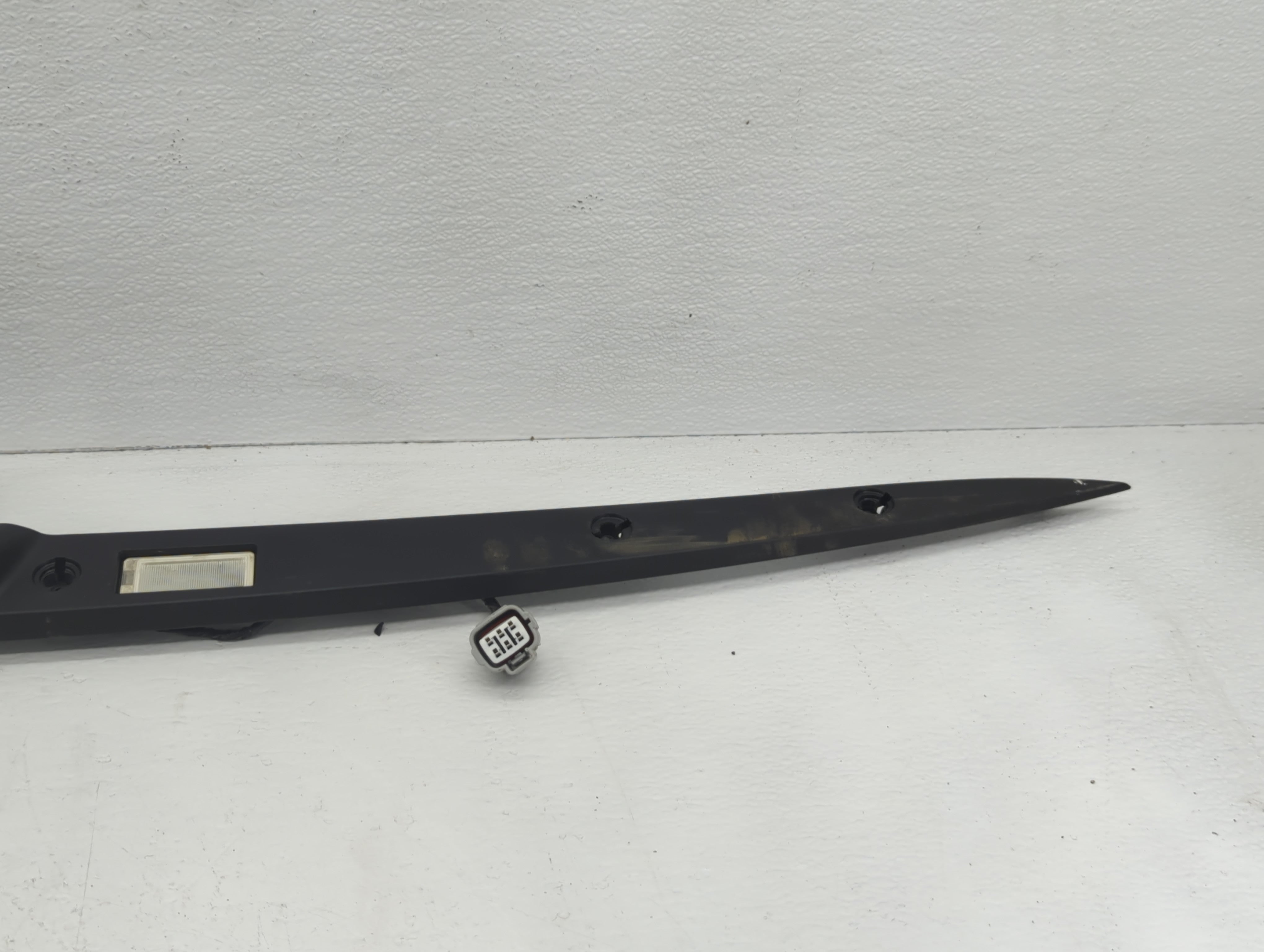 2019 Lincoln Nautilus LIFTGATE MOLDING TRIM PANEL - Oemusedautoparts1.com