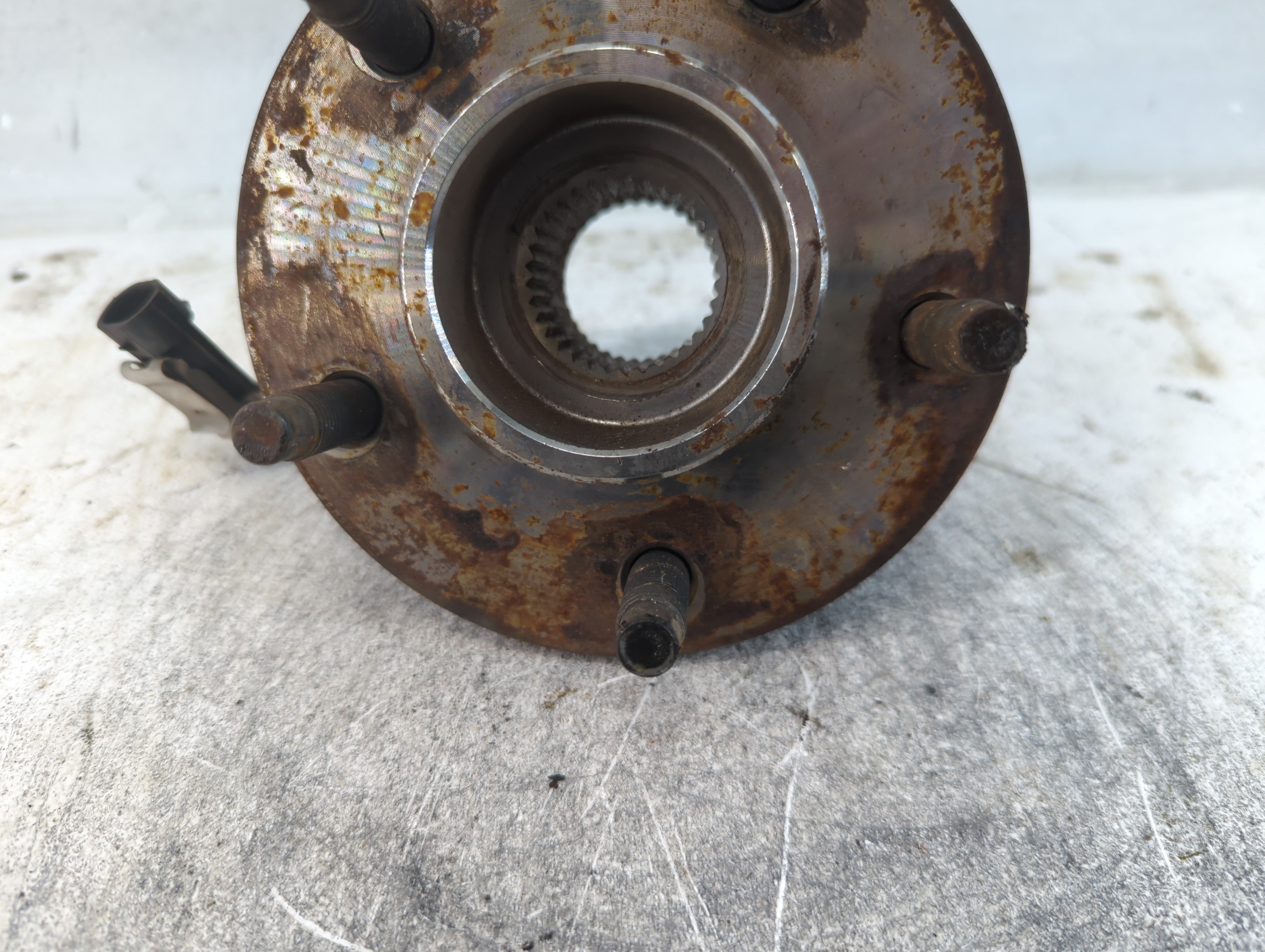 2001-2005 Chevrolet Impala Driver Front Wheel Hub Oem - Oemusedautoparts1.com