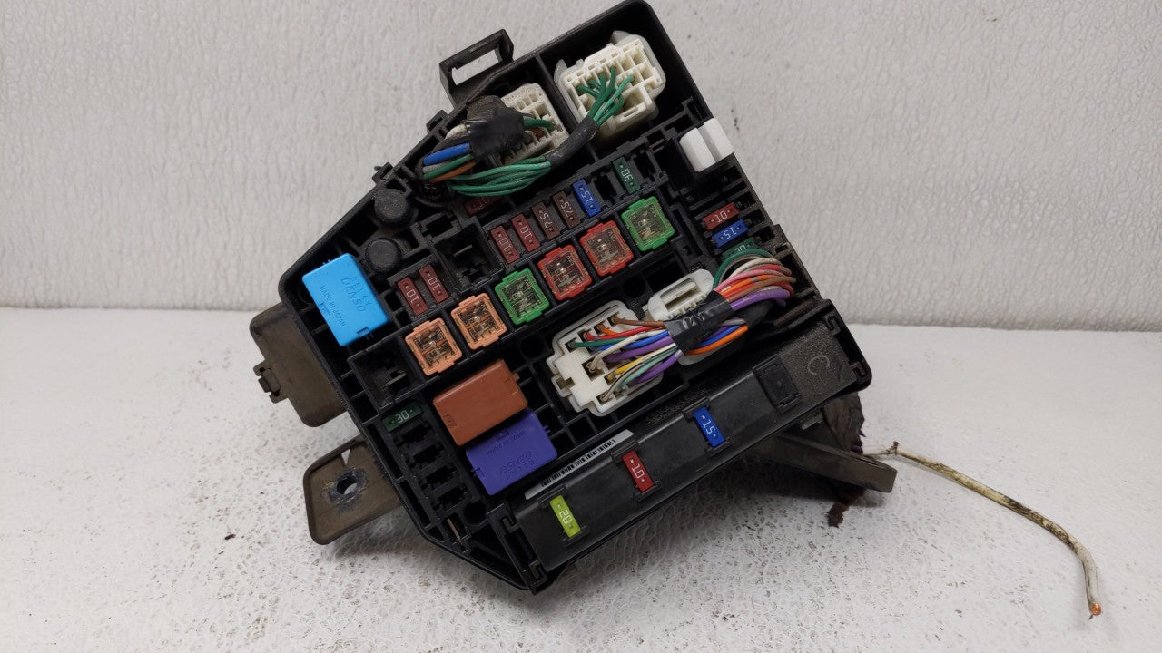 2006-2011 Toyota Yaris Fusebox Fuse Box Panel Relay Module P/N:82662-52301 Fits 2006 2007 2008 2009 2010 2011 OEM Used Auto Parts - Oemusedautoparts1.com