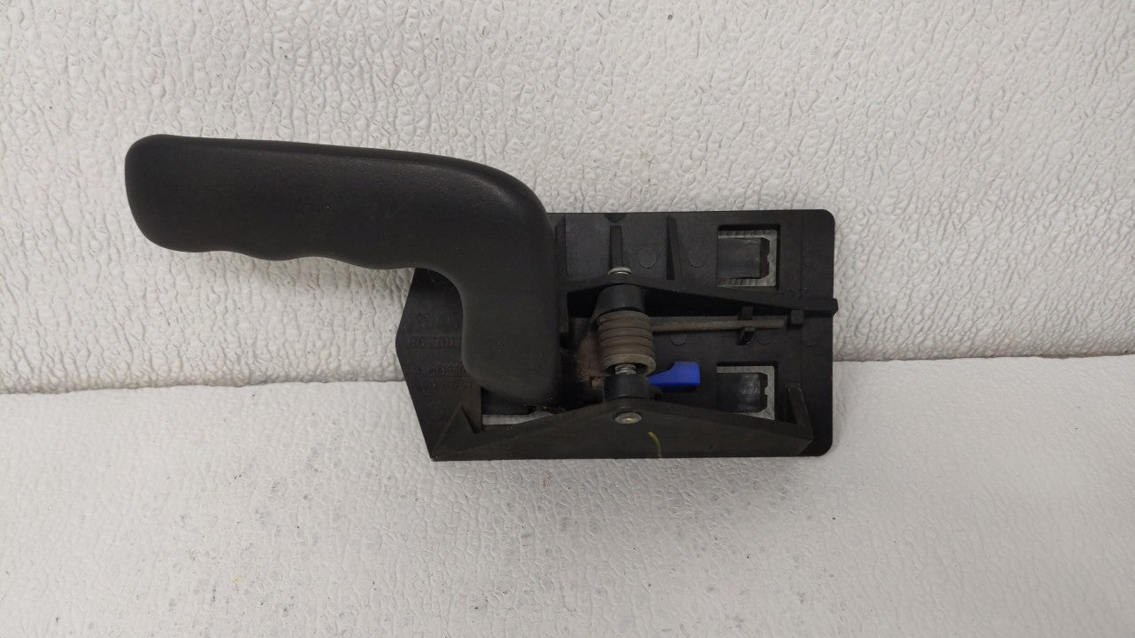 1999 Gmc Sierra 2500 Passenger Front Right Door Handle Exterior Assembly - Oemusedautoparts1.com