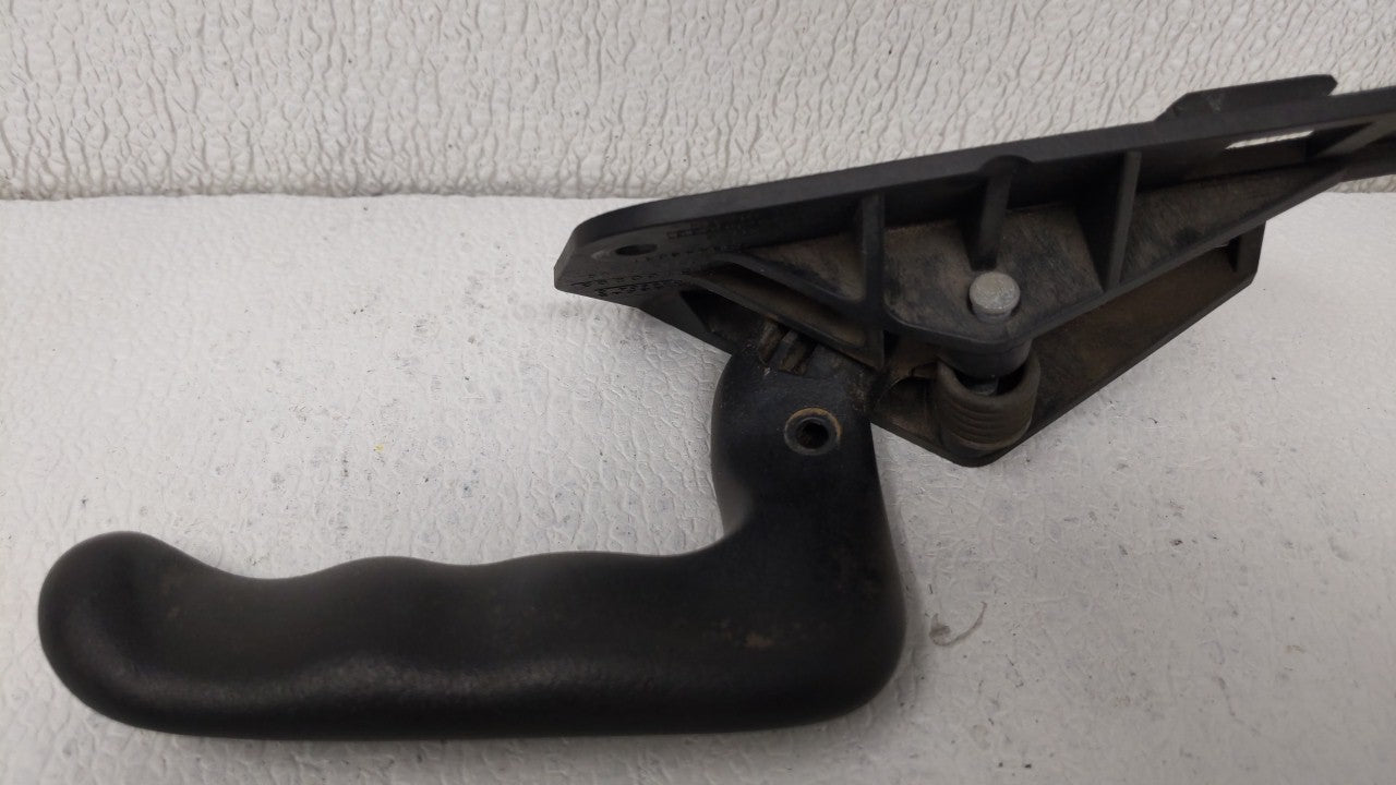 1999 Gmc Sierra 2500 Passenger Front Right Door Handle Exterior Assembly - Oemusedautoparts1.com