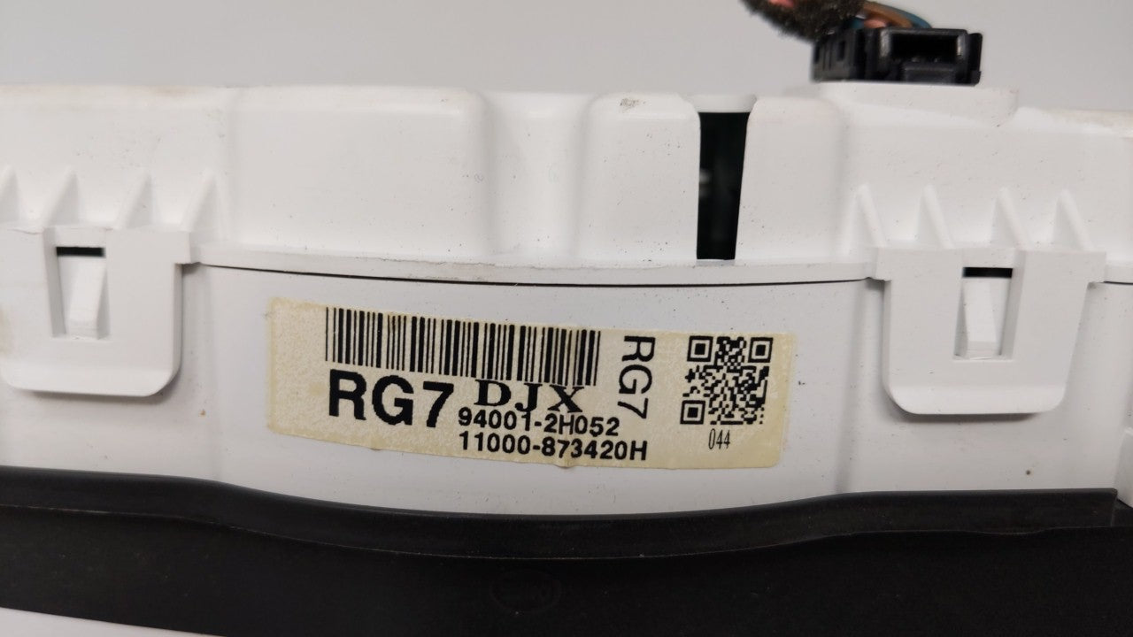 2013-2014 Ford Escape Instrument Cluster Speedometer Gauges P/N:VPCL8F-10894-B 94001-2H052 Fits 2013 2014 OEM Used Auto Parts - Oemusedautoparts1.com