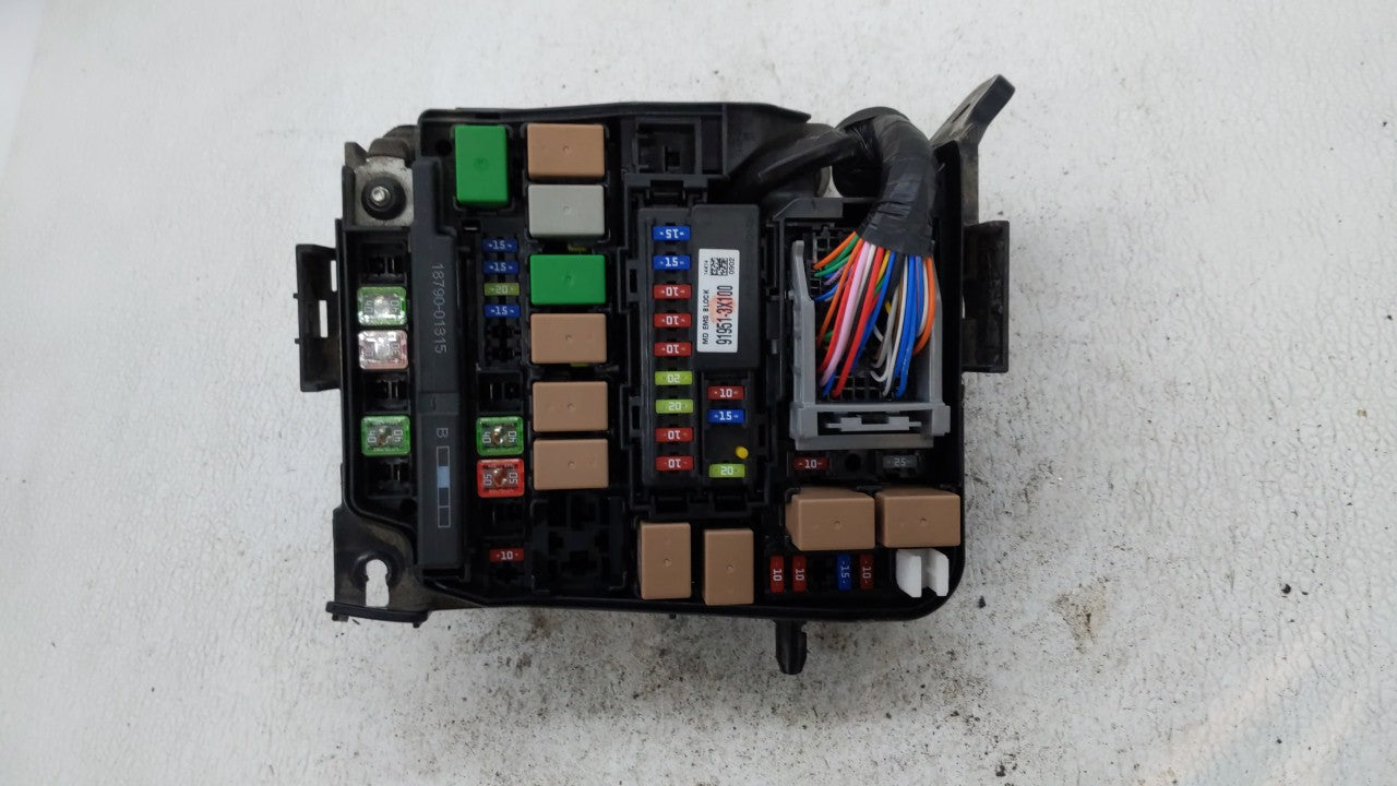 2014-2016 Hyundai Elantra Fusebox Fuse Box Panel Relay Module P/N:91266-3X060 Fits 2014 2015 2016 OEM Used Auto Parts - Oemusedautoparts1.com