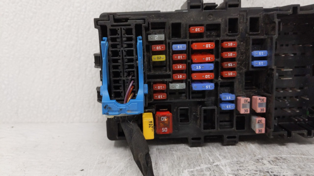 2015-2018 Gmc Yukon Fusebox Fuse Box Panel Relay Module P/N:23418066 23418062 Fits 2015 2016 2017 2018 OEM Used Auto Parts - Oemusedautoparts1.com