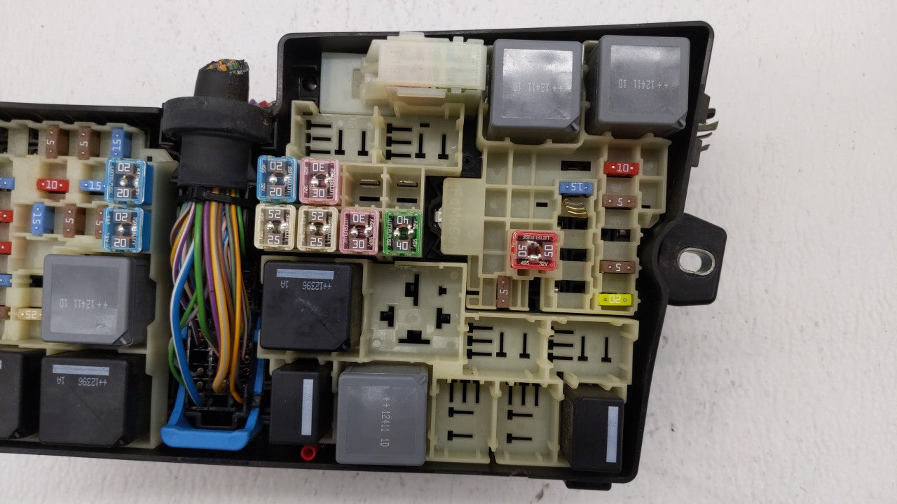 2013-2016 Ford Escape Fusebox Fuse Box Panel Relay Module P/N:AV6T-14A142-AB AV6T-14A067-AD Fits 2013 2014 2015 2016 OEM Used Auto Parts - Oemusedautoparts1.com