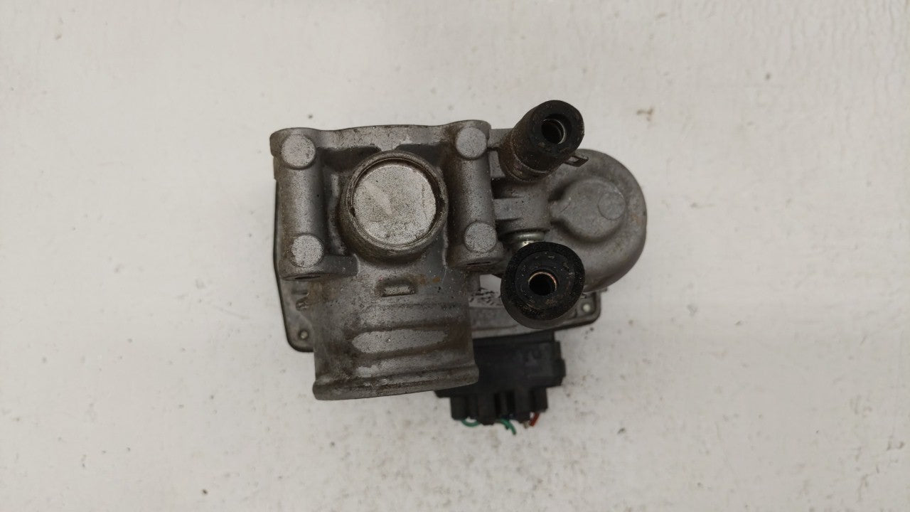 2000-2002 Mitsubishi Mirage Throttle Body Fits 2000 2001 2002 OEM Used Auto Parts - Oemusedautoparts1.com