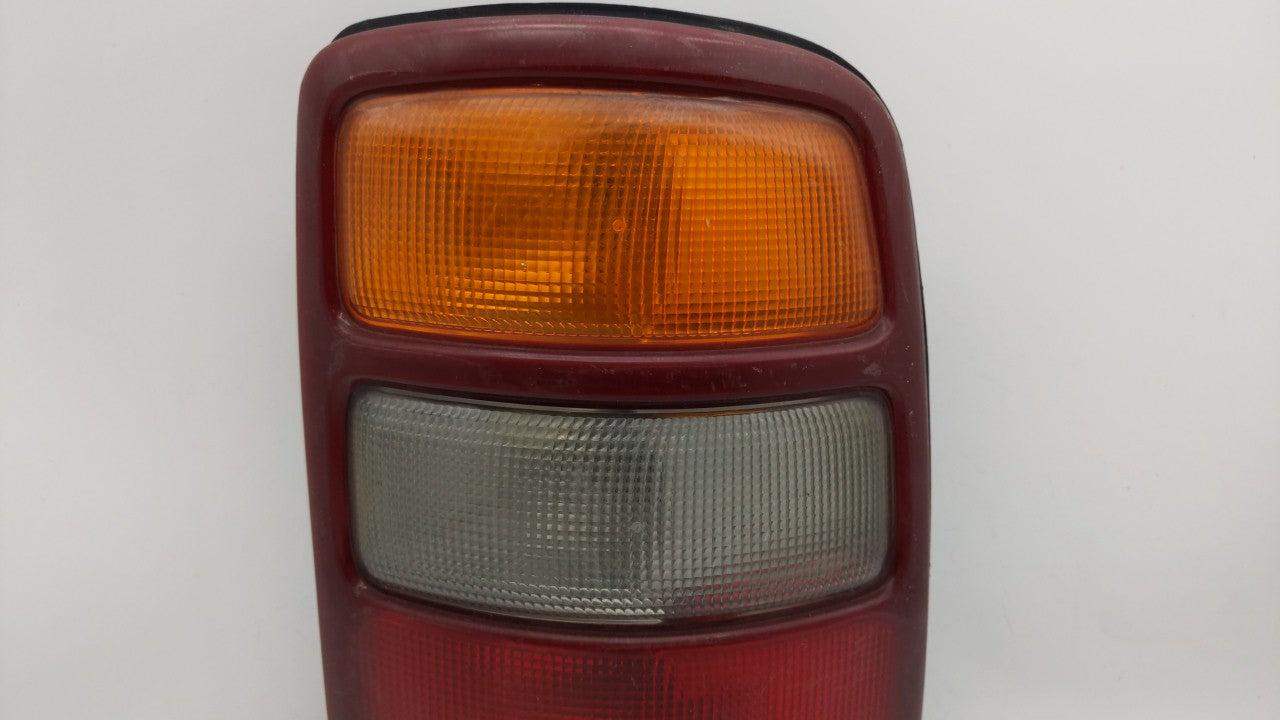 2000-2003 Chevrolet Suburban 1500 Tail Light Assembly Passenger Right OEM P/N:16525376 Fits 2000 2001 2002 2003 OEM Used Auto Parts - Oemusedautoparts1.com