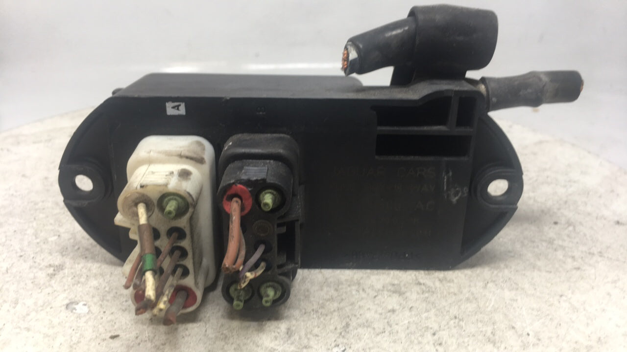 1998 Jaguar Xj8 Fusebox Fuse Box Panel Relay Module P/N:LNC2800AC Fits OEM Used Auto Parts - Oemusedautoparts1.com