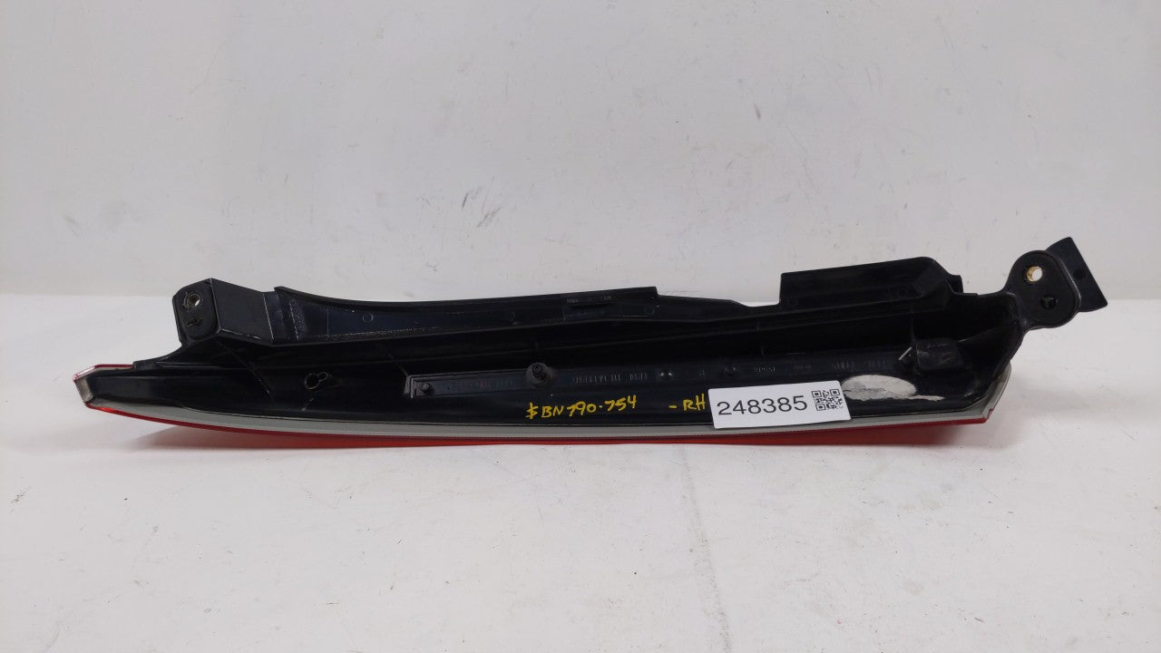 2003-2006 Volvo Xc90 Tail Light Assembly Passenger Right OEM P/N:9483772 30678221 Fits 2003 2004 2005 2006 OEM Used Auto Parts - Oemusedautoparts1.com