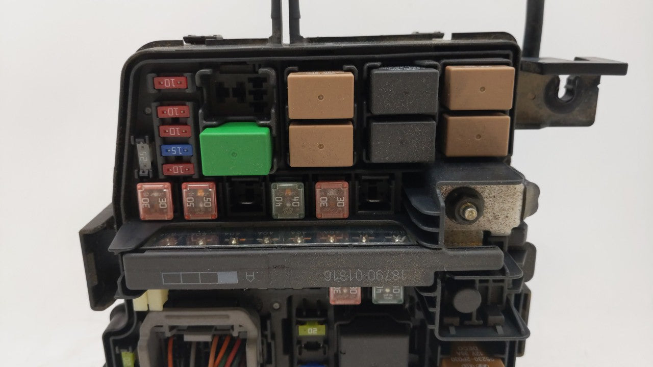 2014-2016 Kia Cadenza Fusebox Fuse Box Panel Relay Module P/N:91275-3R022 91275-3R032 Fits 2014 2015 2016 OEM Used Auto Parts - Oemusedautoparts1.com