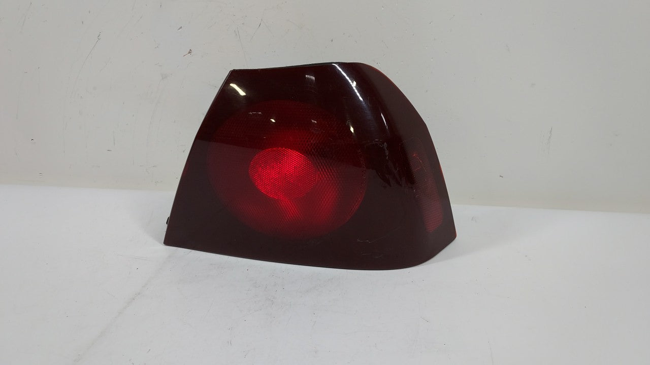 2000-2004 Chevrolet Impala Tail Light Assembly Passenger Right OEM P/N:16525261 16525262 Fits 2000 2001 2002 2003 2004 OEM Used Auto Parts - Oemusedautoparts1.com