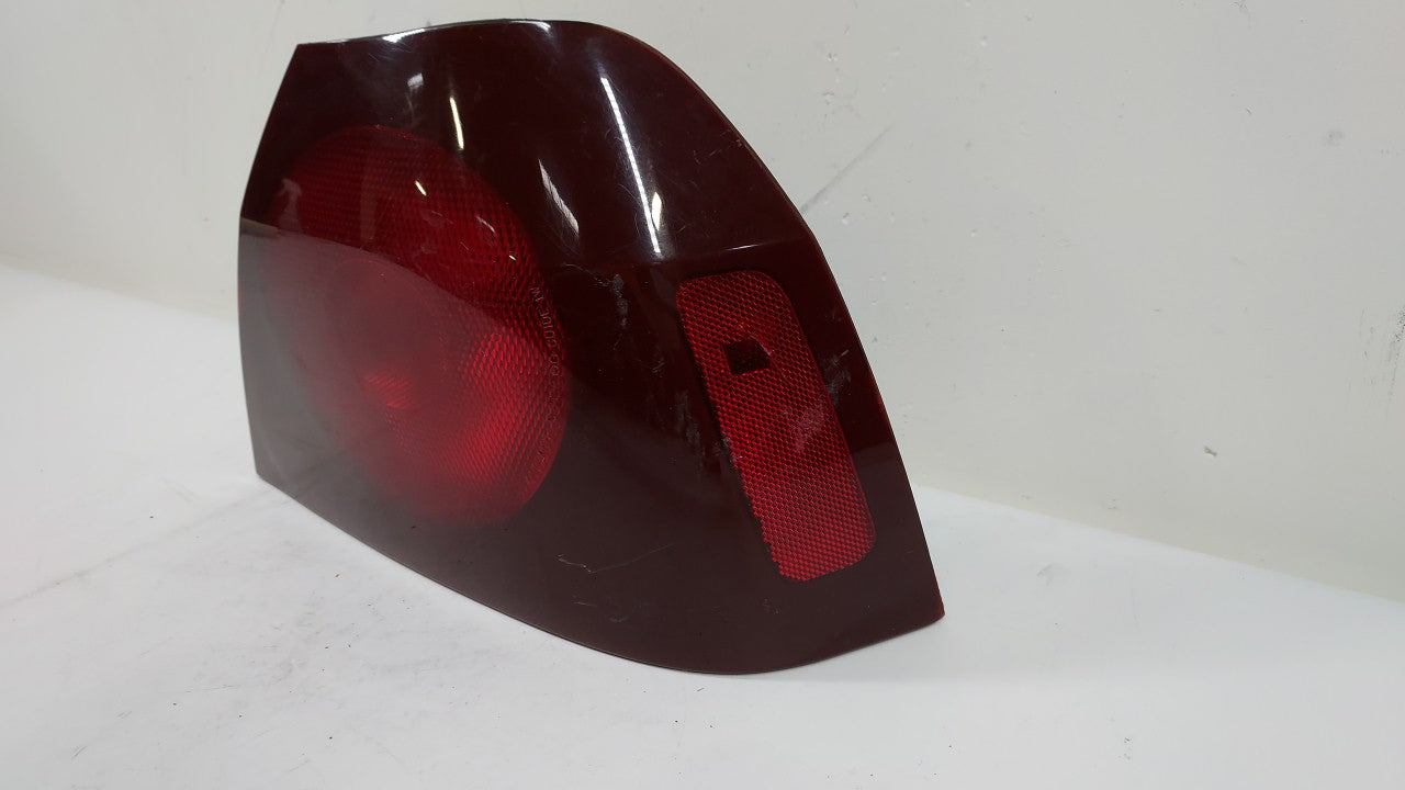 2000-2004 Chevrolet Impala Tail Light Assembly Passenger Right OEM P/N:16525261 16525262 Fits 2000 2001 2002 2003 2004 OEM Used Auto Parts - Oemusedautoparts1.com