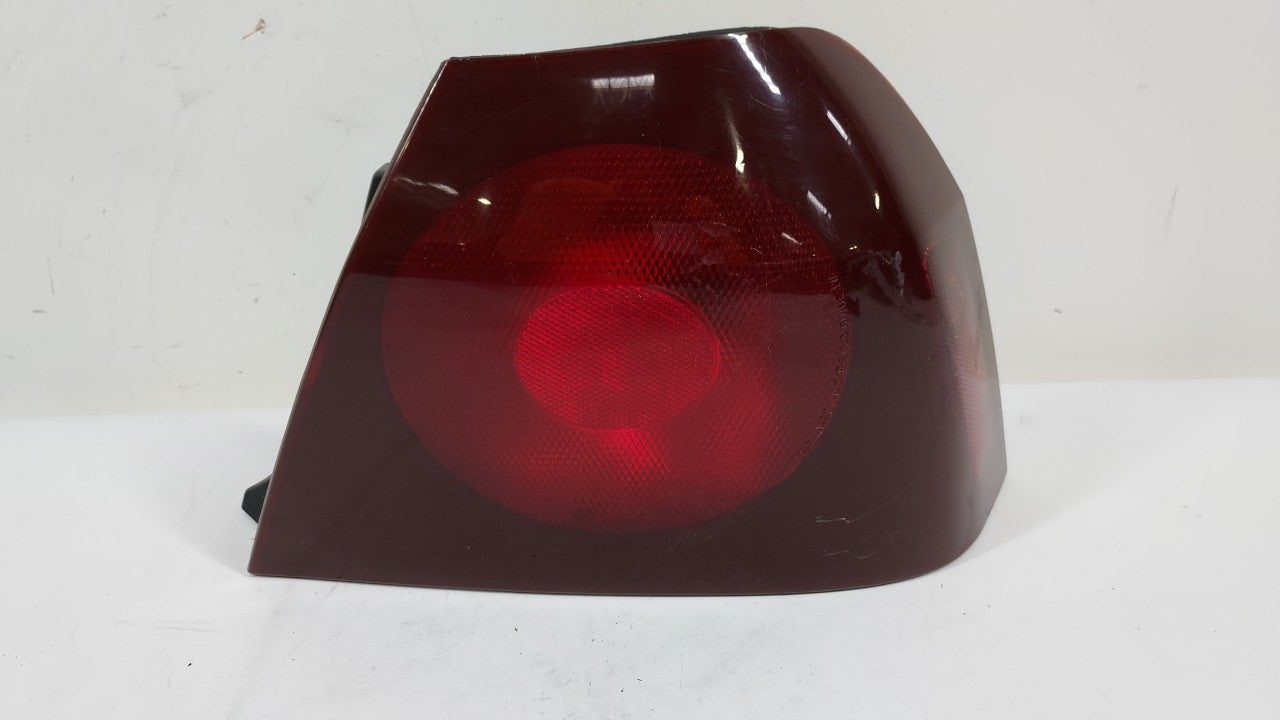 2000-2004 Chevrolet Impala Tail Light Assembly Passenger Right OEM P/N:16525261 16525262 Fits 2000 2001 2002 2003 2004 OEM Used Auto Parts - Oemusedautoparts1.com