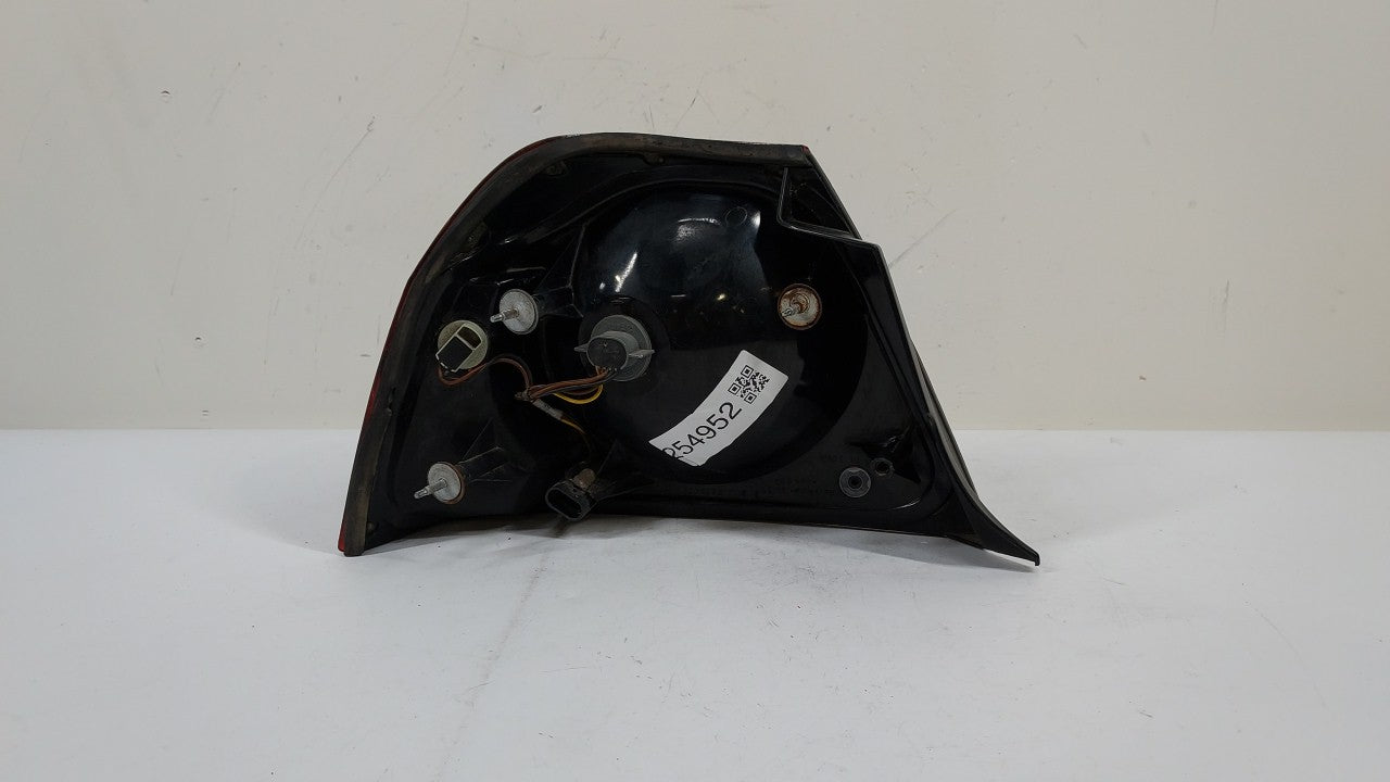 2000-2004 Chevrolet Impala Tail Light Assembly Passenger Right OEM P/N:16525261 16525262 Fits 2000 2001 2002 2003 2004 OEM Used Auto Parts - Oemusedautoparts1.com