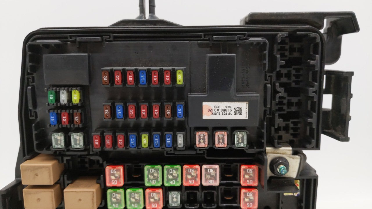 2015-2018 Kia Sedona Fusebox Fuse Box Panel Relay Module P/N:91222-A9181 91950-A9120 Fits 2015 2016 2017 2018 OEM Used Auto Parts - Oemusedautoparts1.com