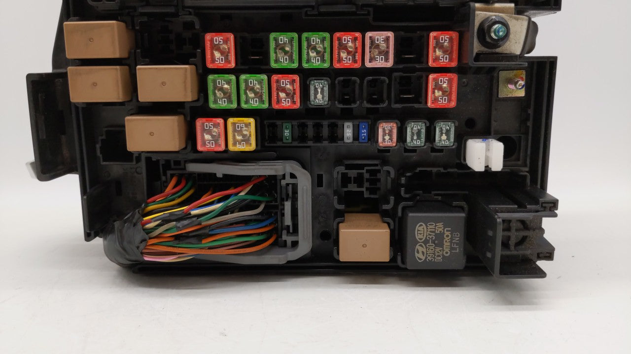 2015-2018 Kia Sedona Fusebox Fuse Box Panel Relay Module P/N:91222-A9181 91950-A9120 Fits 2015 2016 2017 2018 OEM Used Auto Parts - Oemusedautoparts1.com