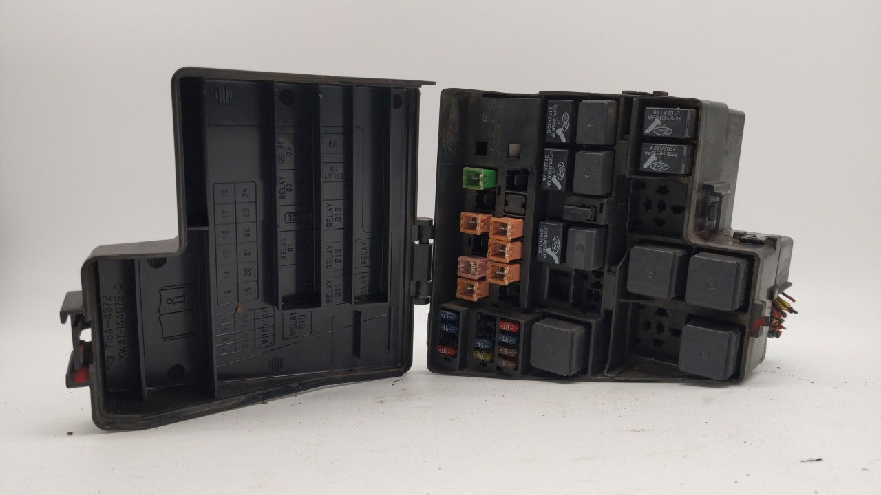 2002 Lincoln Continental Fusebox Fuse Box Panel Relay Module P/N:2W4T-14290-FC Fits OEM Used Auto Parts - Oemusedautoparts1.com