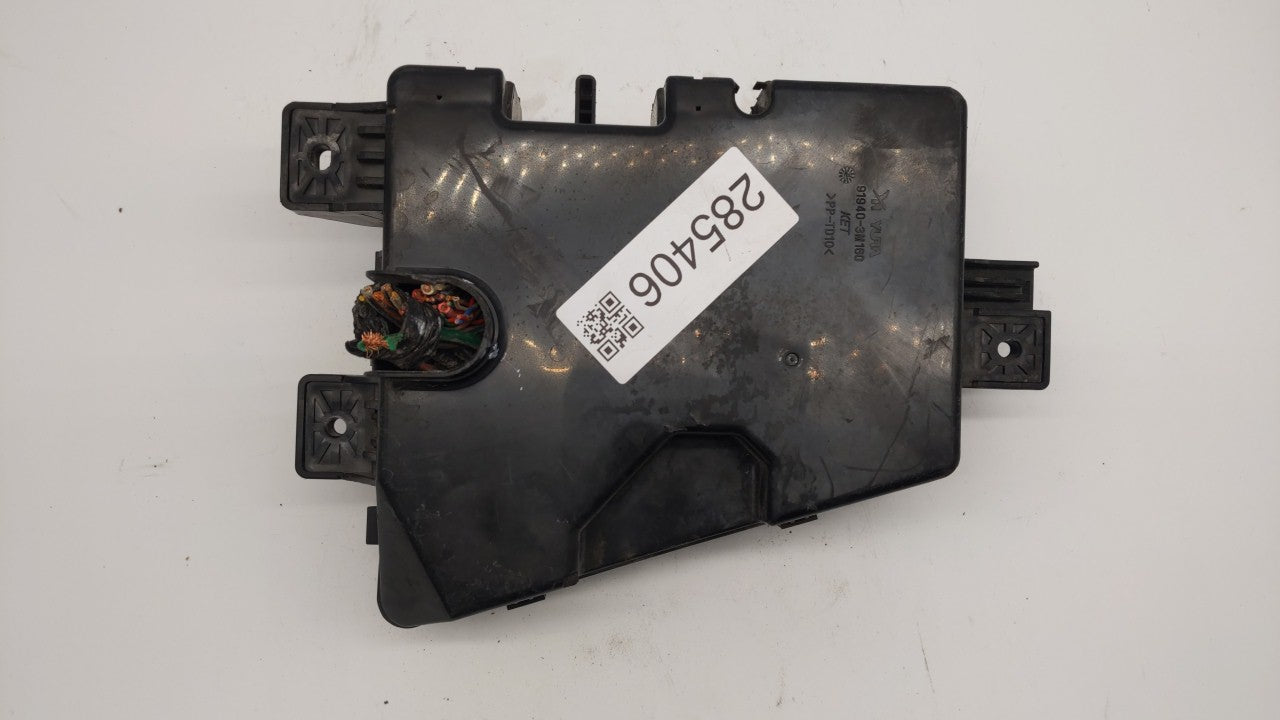 2009-2011 Hyundai Genesis Fusebox Fuse Box Panel Relay Module P/N:91290 3M102 Fits 2009 2010 2011 OEM Used Auto Parts - Oemusedautoparts1.com