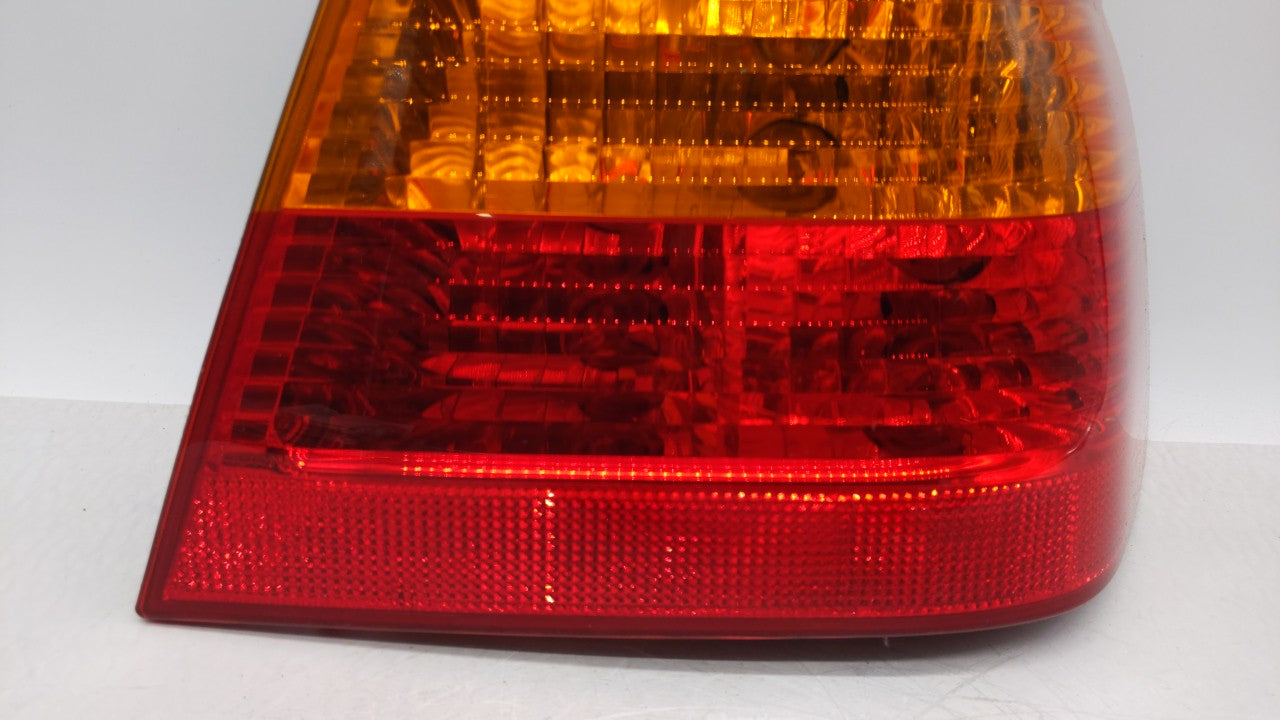 2002-2005 Bmw 325i Tail Light Assembly Passenger Right OEM P/N:6 907 934 6 946 534 Fits 2002 2003 2004 2005 OEM Used Auto Parts - Oemusedautoparts1.com