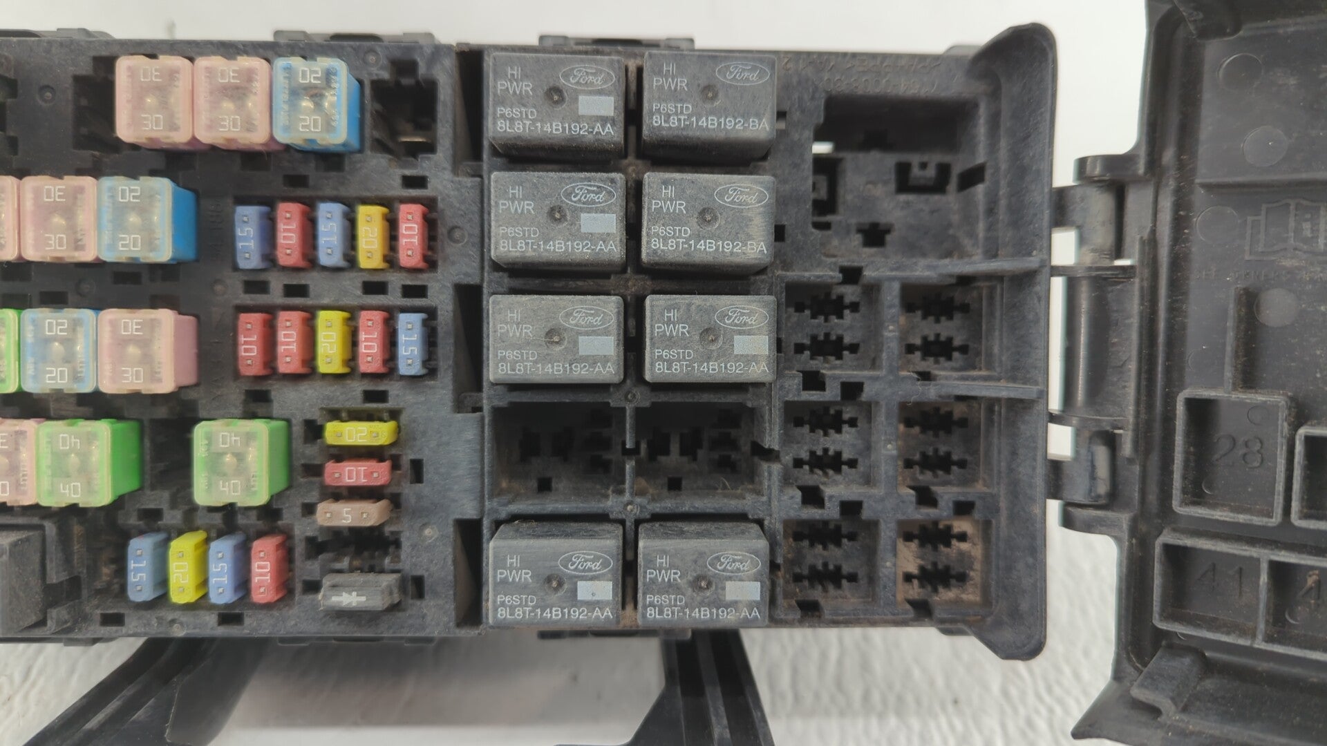 2009-2012 Lincoln Mks Fusebox Fuse Box Panel Relay Module P/N:8G1T-14A003-A0 Fits 2009 2010 2011 2012 OEM Used Auto Parts - Oemusedautoparts1.com