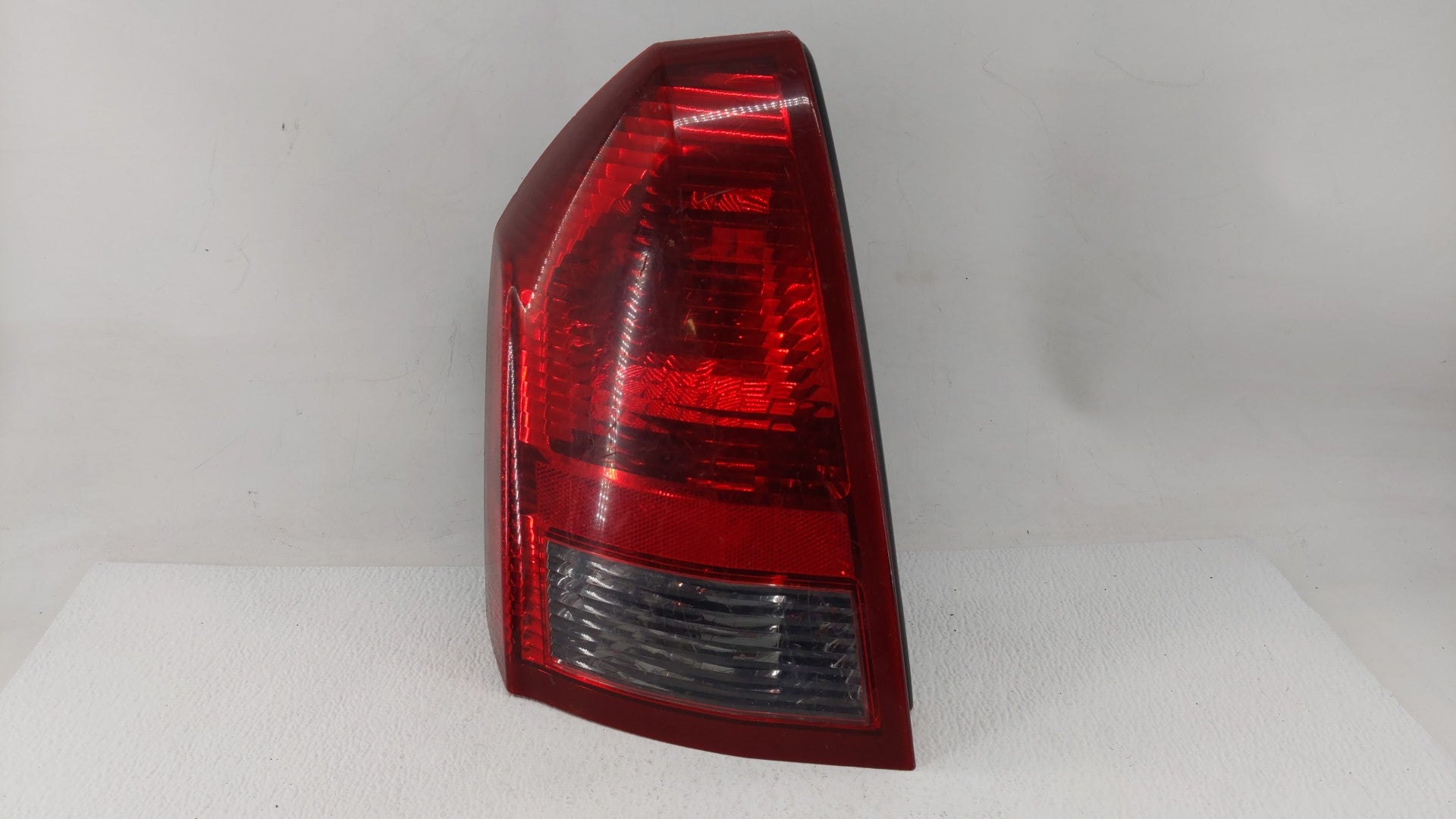 2005-2007 Chrysler 300 Tail Light Assembly Driver Left OEM P/N:04805853AB 58622-E Fits 2005 2006 2007 OEM Used Auto Parts - Oemusedautoparts1.com