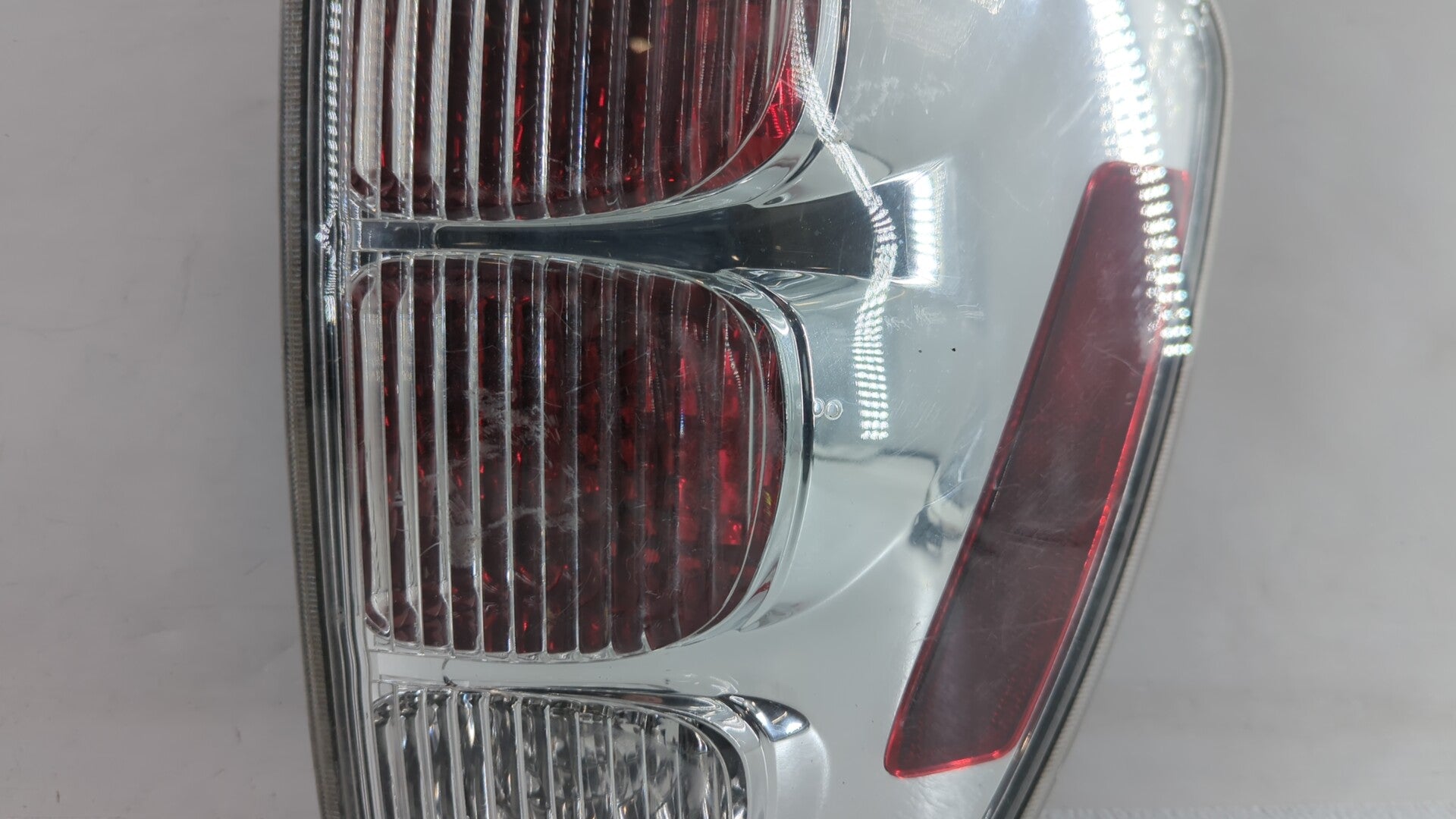 2008 Chevrolet Equinox Tail Light Assembly Passenger Right OEM P/N:548077 30796268 Fits 2005 2006 2007 2009 OEM Used Auto Parts - Oemusedautoparts1.com