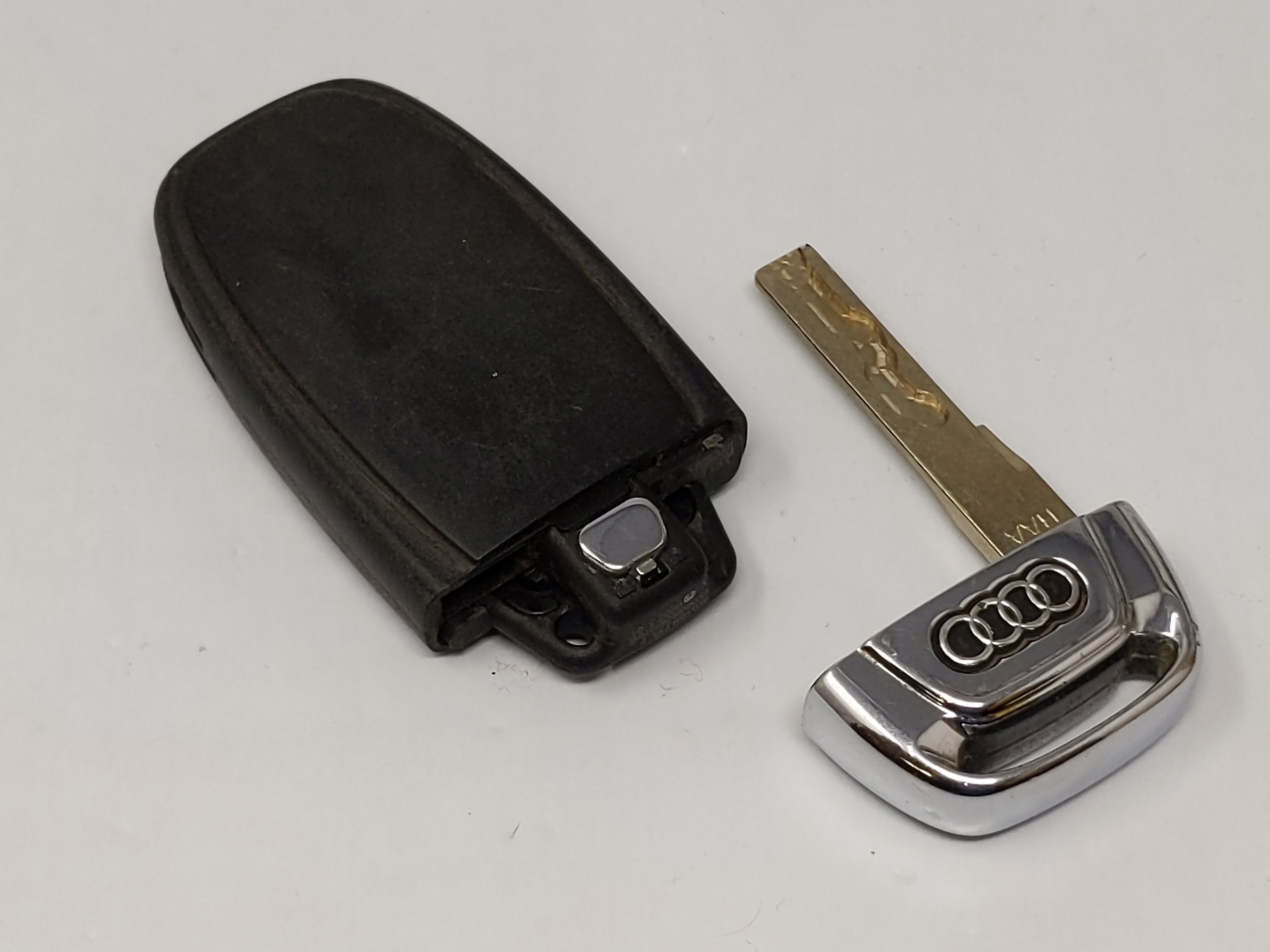 Audi Keyless Entry Remote Iyzfbsb802 8k0.959.754 F 4 Buttons - Oemusedautoparts1.com