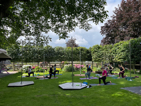 Het outdoor pole and aerial camp van Flexmonkey polewear met stretch workshop met Josephine Levana tijdens het Flexmonkey summer event