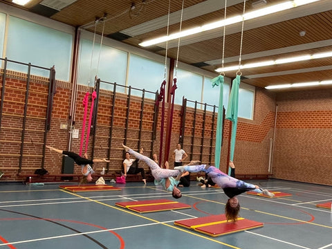 workshop aerial hammock met aerial yoga en flow tijdens het flexmonkey paaldanskamp in Nederland