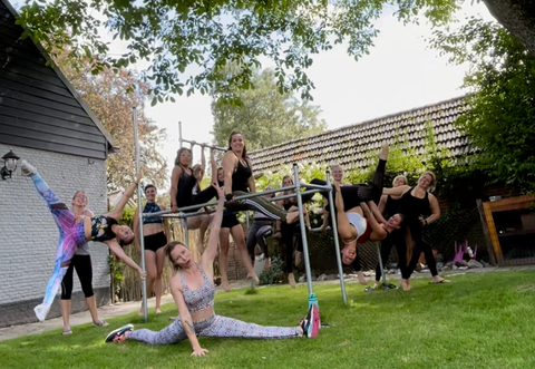 Calisthenics en paaldansworkshops tijdens het Flexmonkey polewear paaldanskamp in Nederland