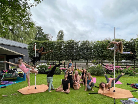 Workshop polesport met poletricks en paaldansen tijdens het outdoor paaldanskamp van Flexmonkey polewear in Nederland