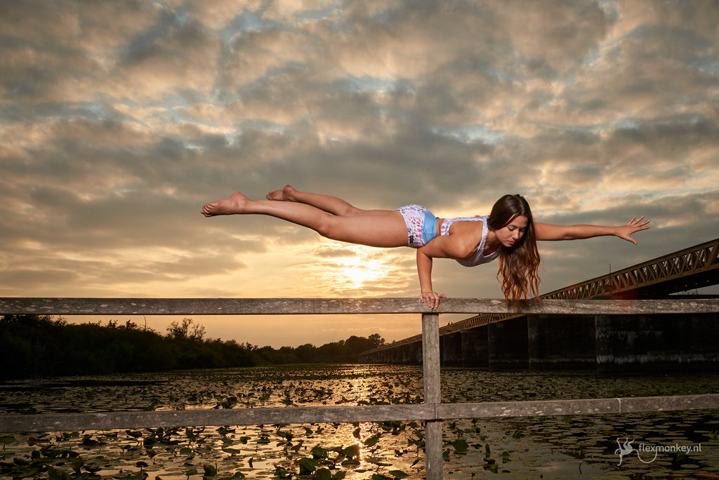 Demi Brama akrobatik hollowback croccodile gymnast polesport mester pole dance mester polewear pole dance slid Flexmonkey