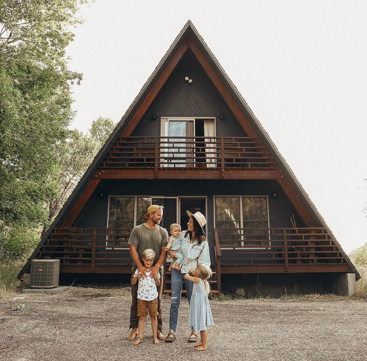 Семья дом каркасный дом. Дом a-frame (дом шалаш). Дом в стиле а фрейм. А фрейм дом шалаш. Треугольный домик.