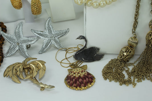 Jewelry Lot 588- Twenty Five (25) Pieces Retro Plastic Jewelry - Plus Pop  Beads Bracklets & Necklace