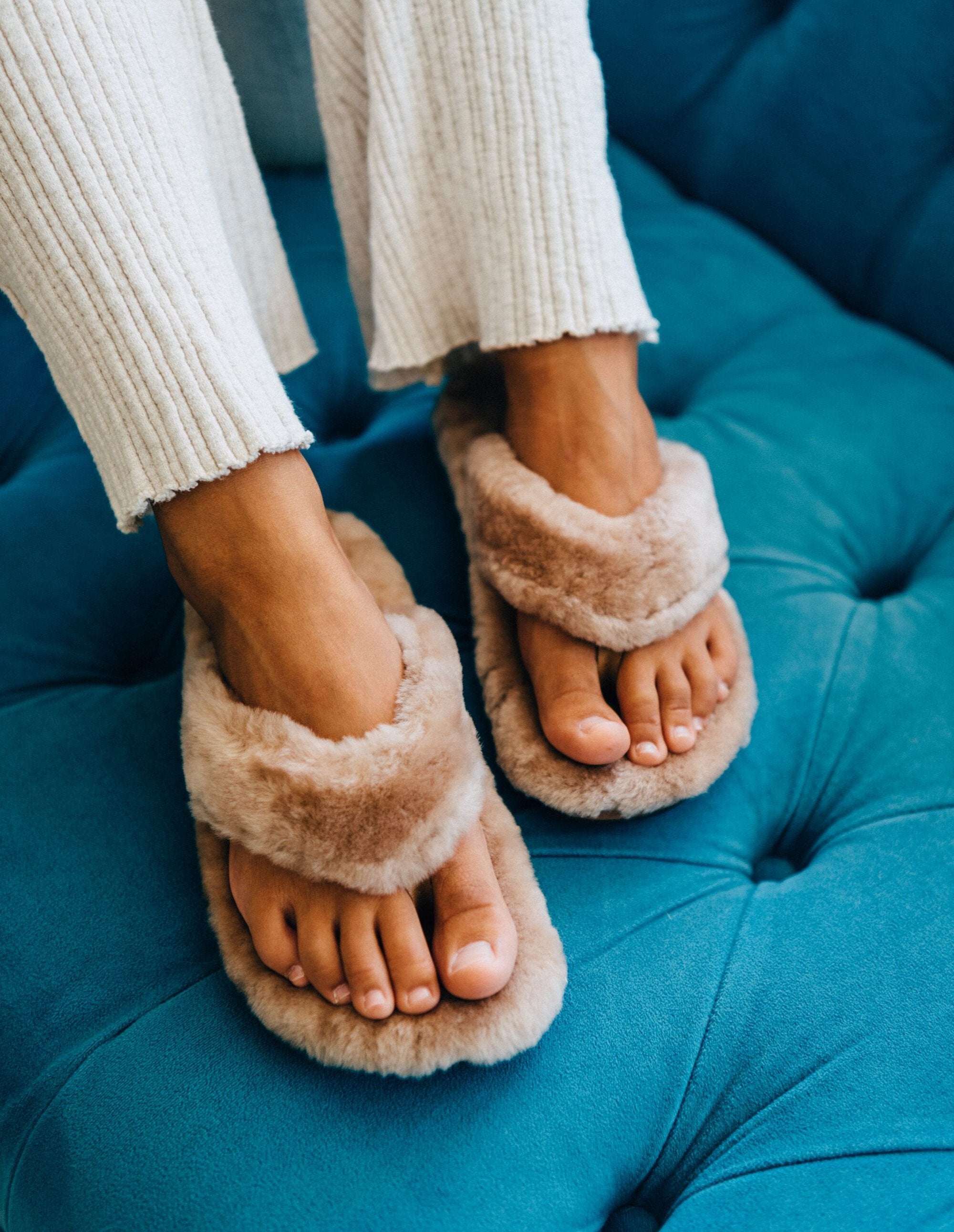 En trofast fejre Forud type Women's Olukai | Kipe'a Heu Plush Shearling Slipper Sandals | Tan - F.L.  CROOKS.COM