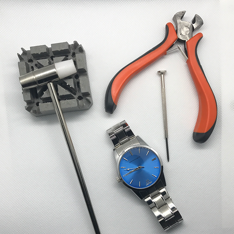 Cómo acortar la pulsera de un reloj sin pasadores 